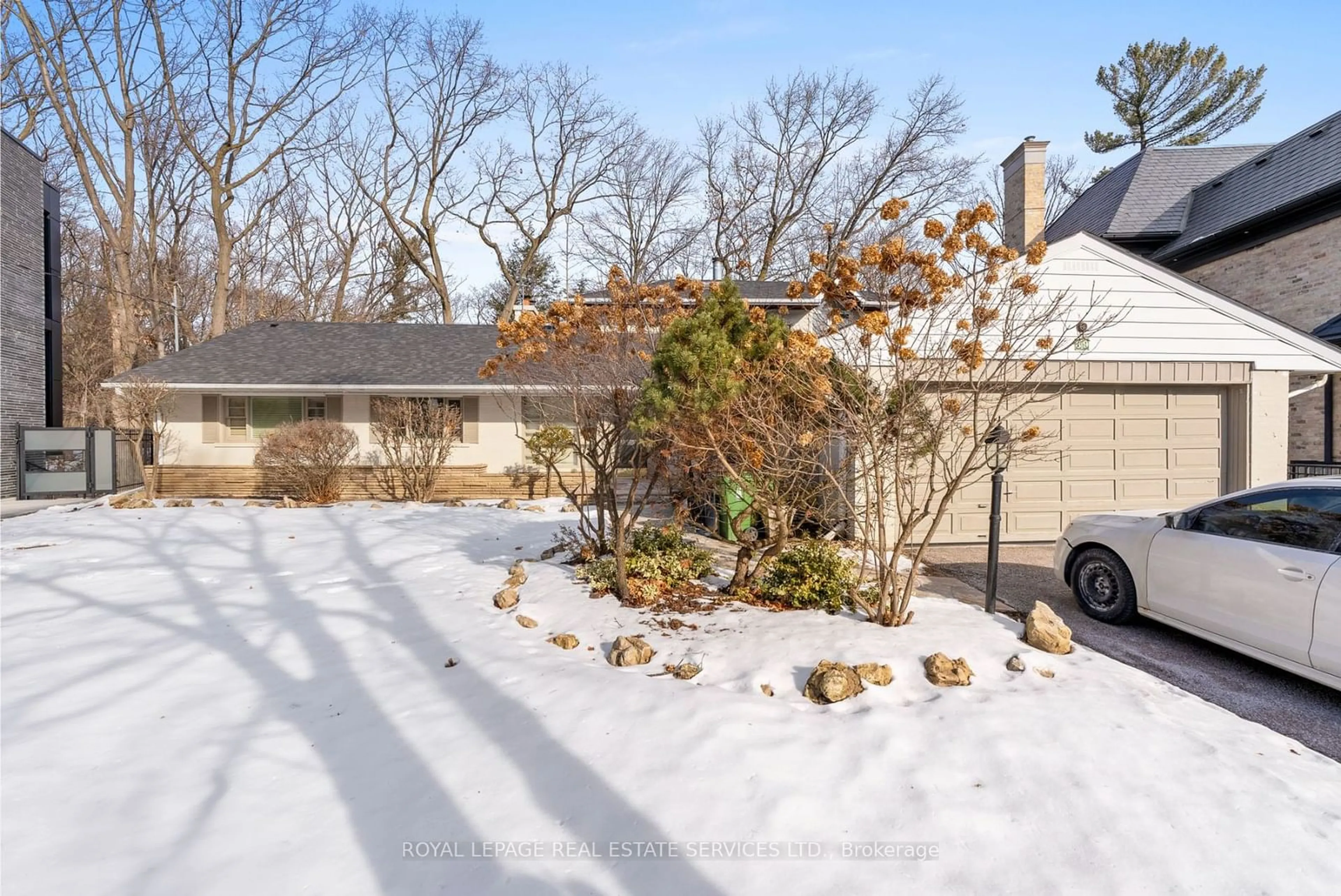 A pic from outside/outdoor area/front of a property/back of a property/a pic from drone, street for 89 Valecrest Dr, Toronto Ontario M9A 4P5