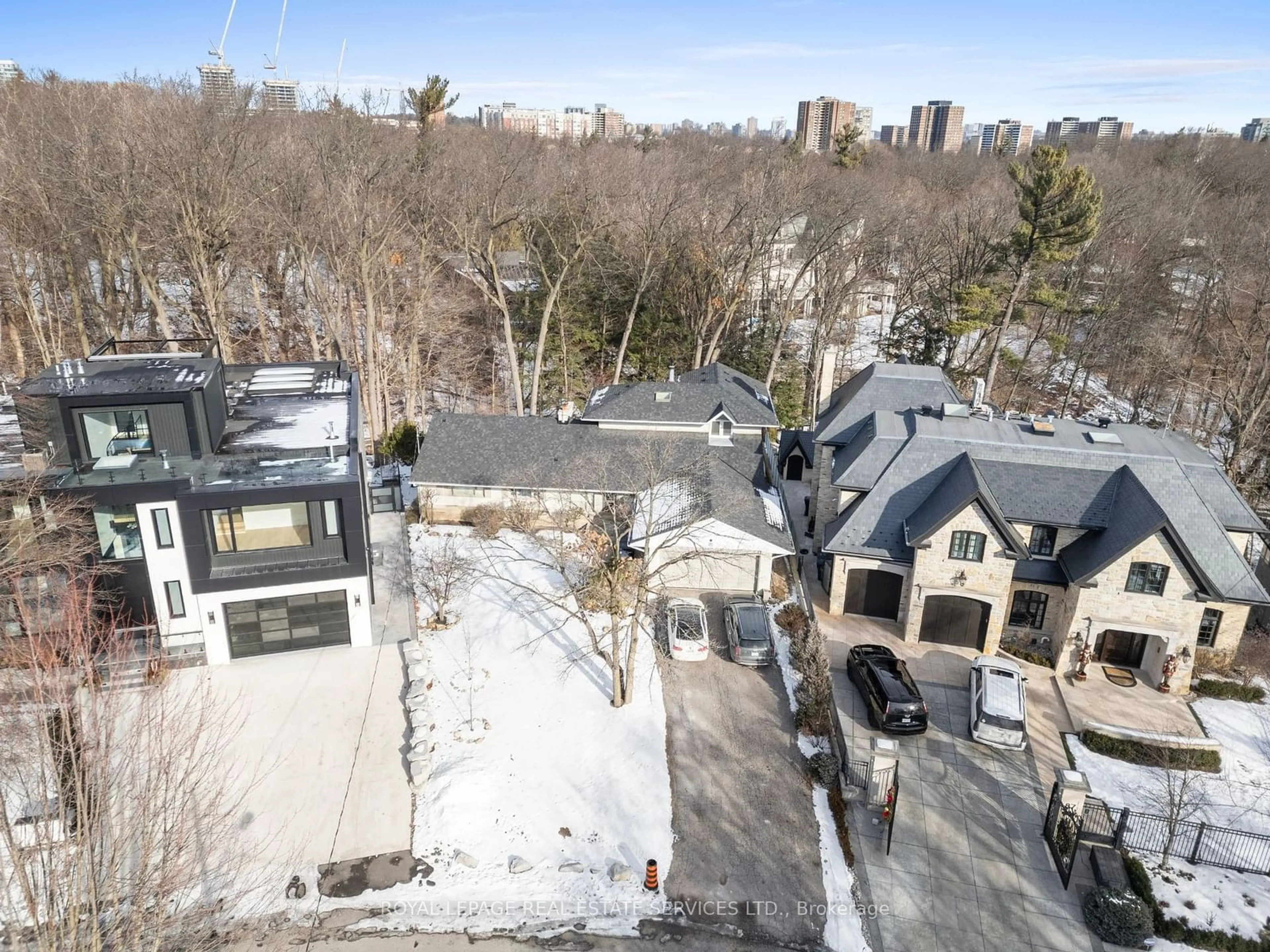 A pic from outside/outdoor area/front of a property/back of a property/a pic from drone, street for 89 Valecrest Dr, Toronto Ontario M9A 4P5