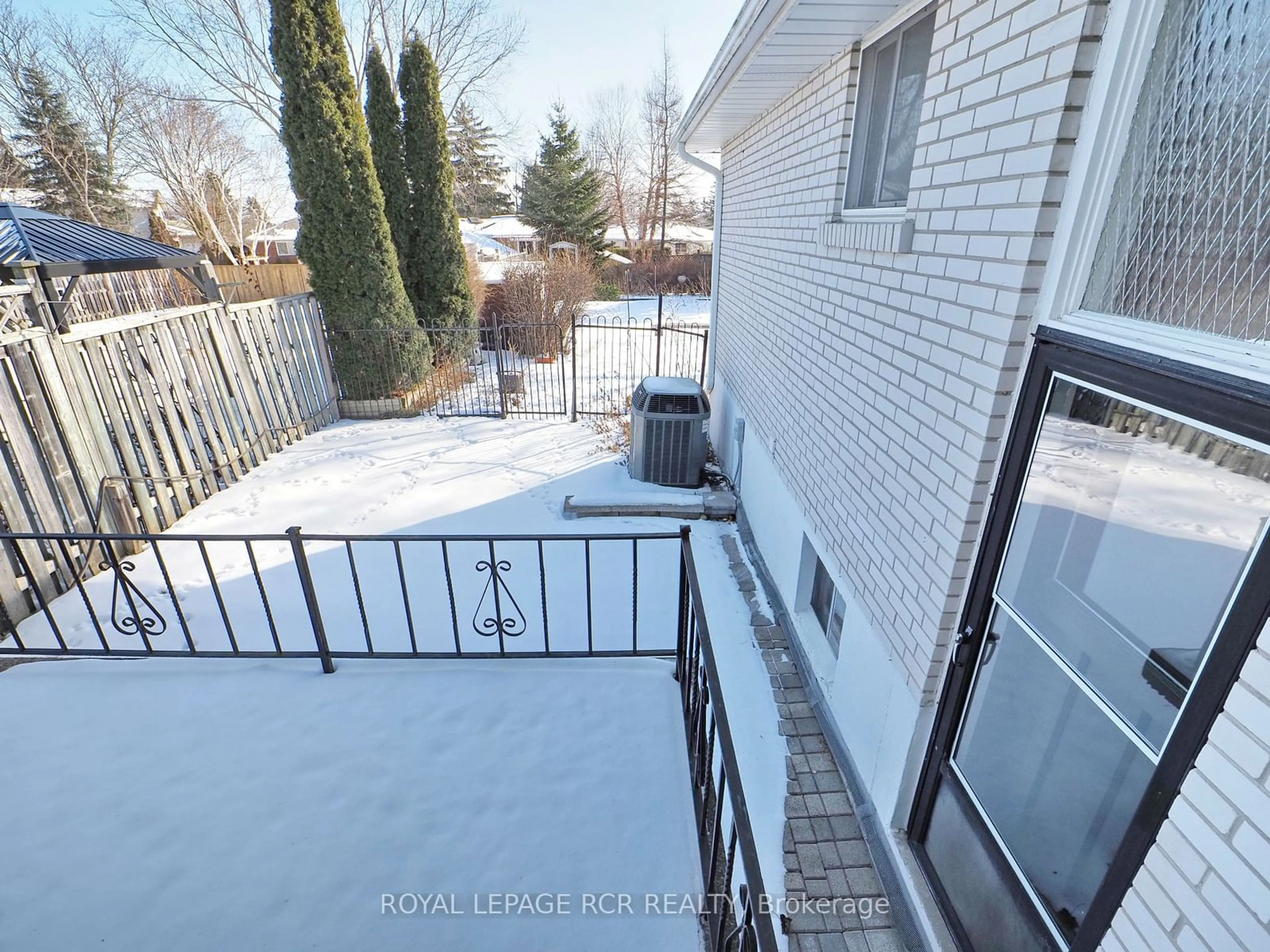 A pic from outside/outdoor area/front of a property/back of a property/a pic from drone, street for 78 Birchview Cres, Caledon Ontario L7E 3W9