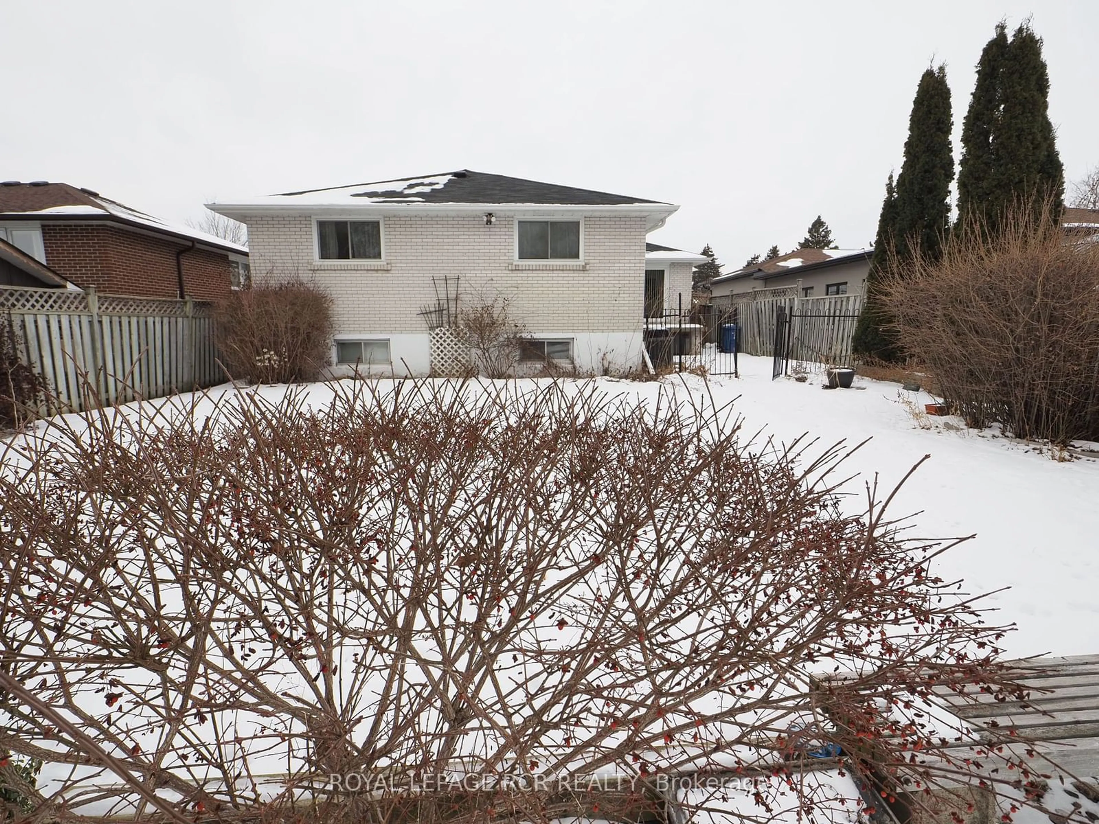 A pic from outside/outdoor area/front of a property/back of a property/a pic from drone, street for 78 Birchview Cres, Caledon Ontario L7E 3W9