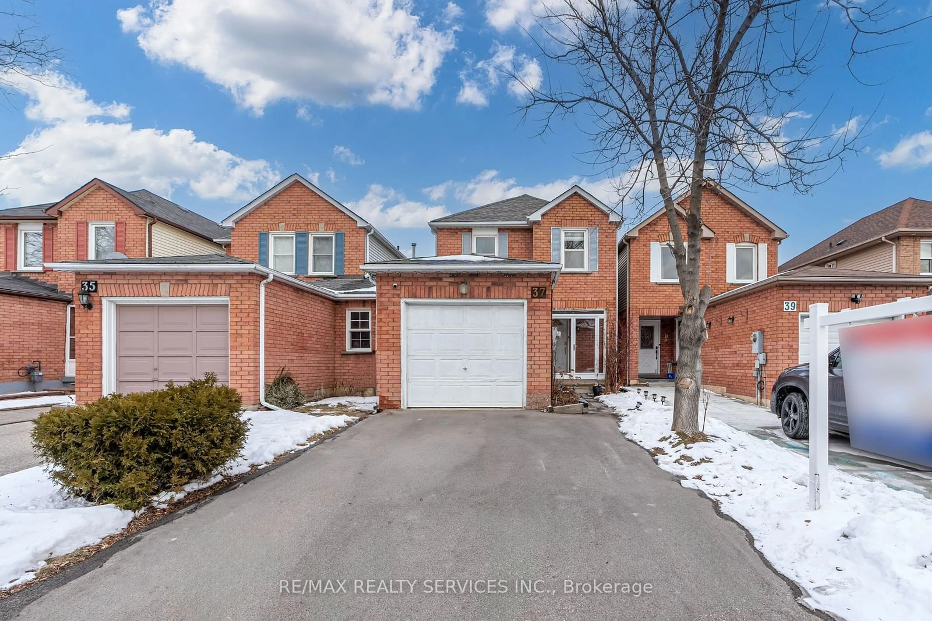 A pic from outside/outdoor area/front of a property/back of a property/a pic from drone, street for 37 Solway Ave, Brampton Ontario L6Z 4E4