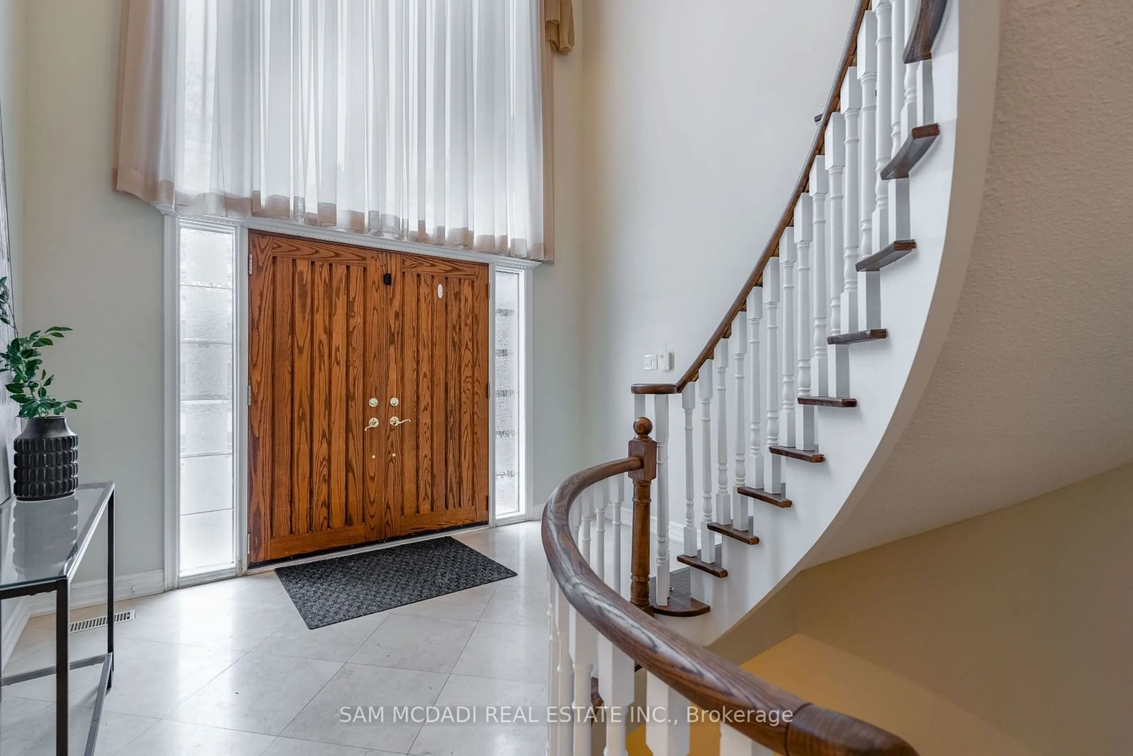 Indoor foyer for 1836 Friar Tuck Crt, Mississauga Ontario L5K 2L4