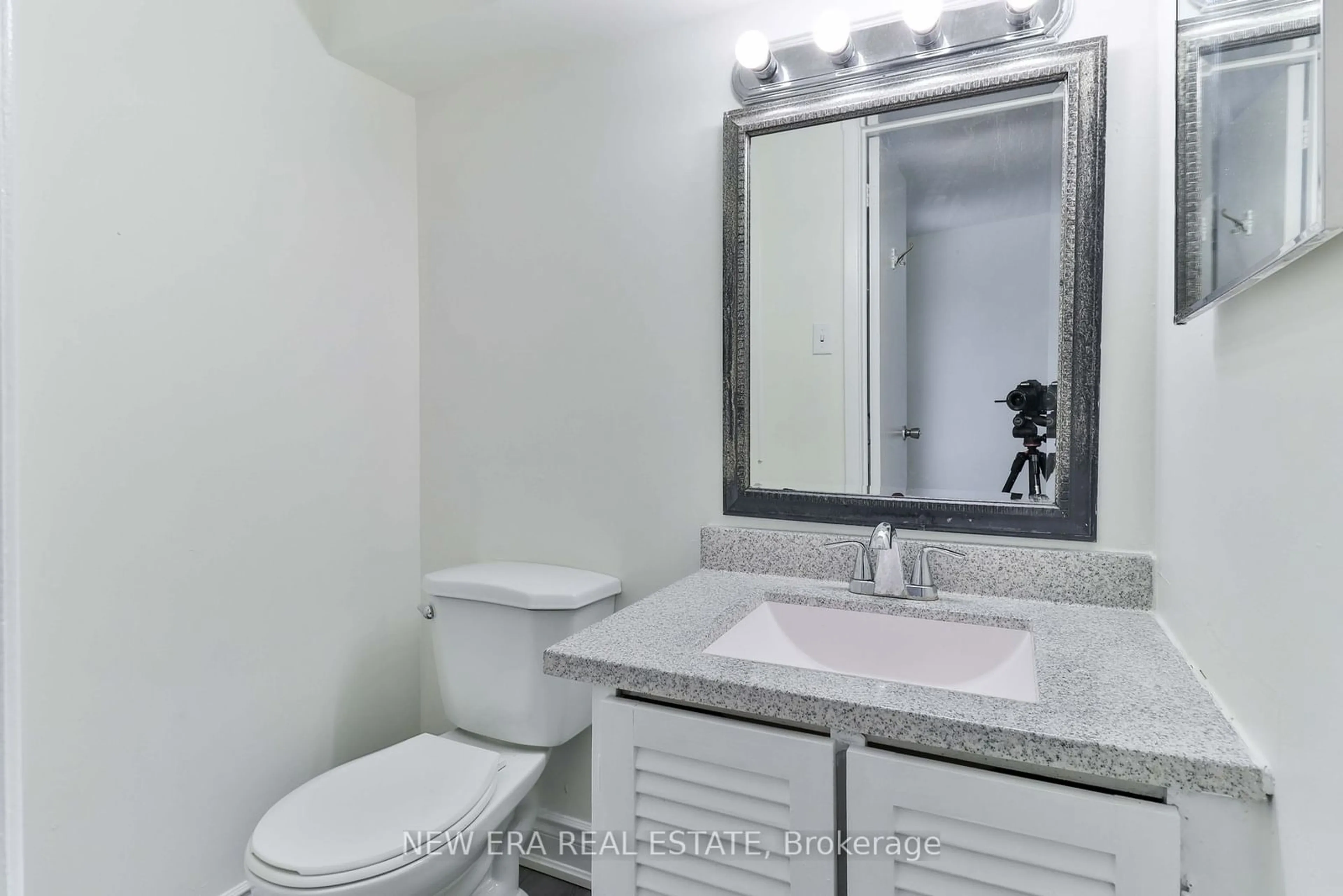 Standard bathroom, unknown for 2315 Bromsgrove Rd #137, Mississauga Ontario L5J 4A6