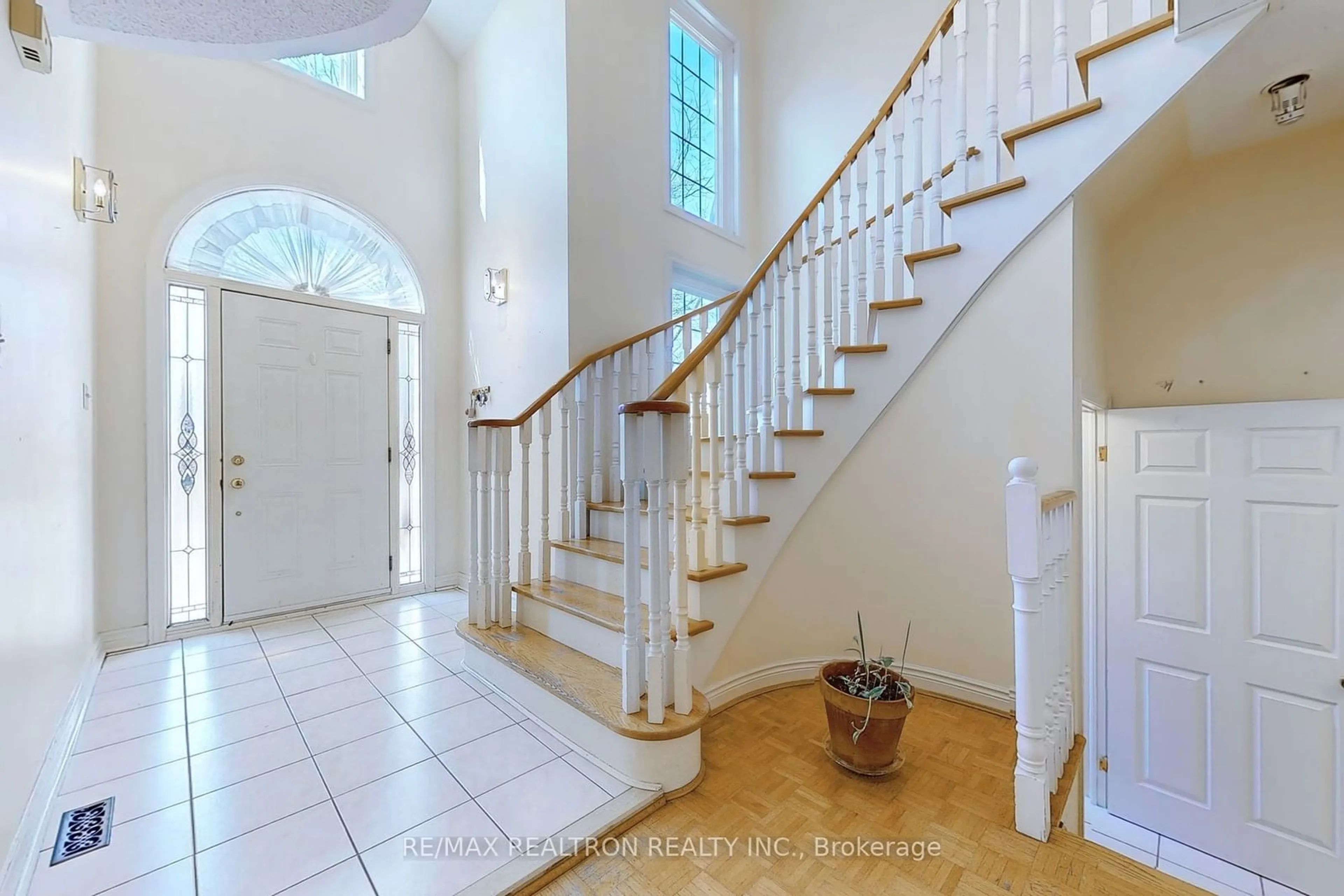 Indoor foyer for 5923 Leeside Cres, Mississauga Ontario L5M 5L8