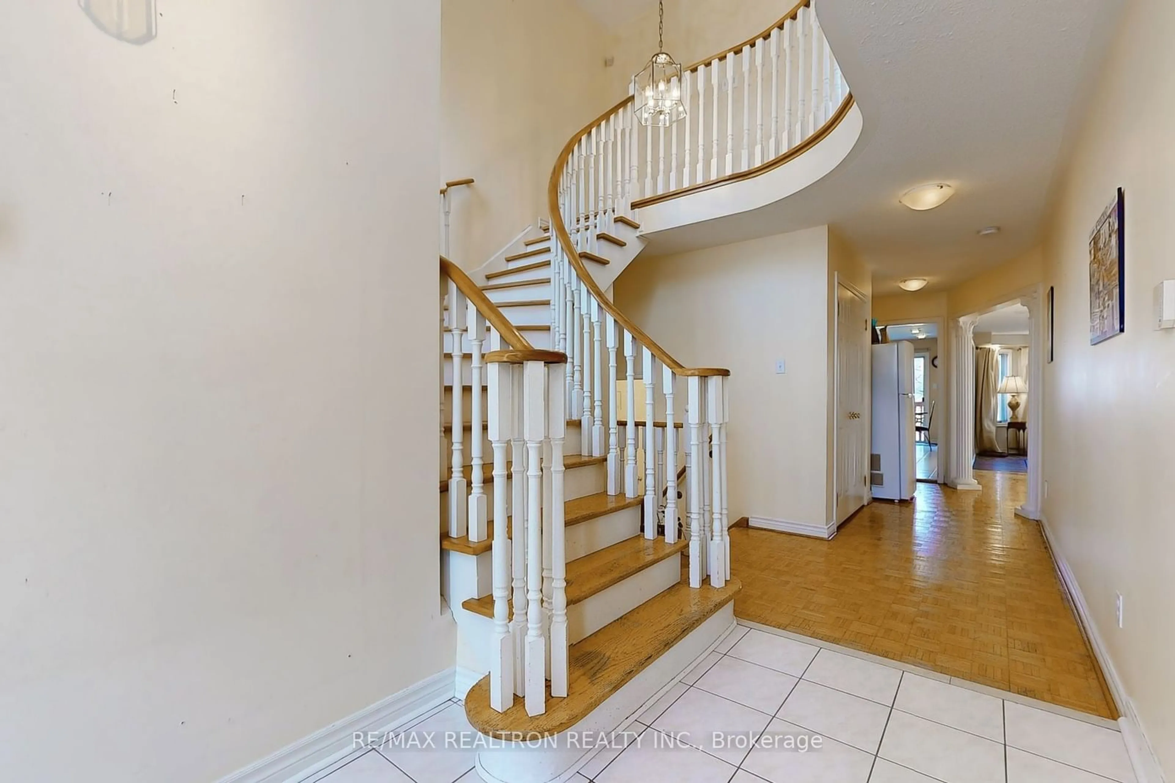 Indoor foyer for 5923 Leeside Cres, Mississauga Ontario L5M 5L8