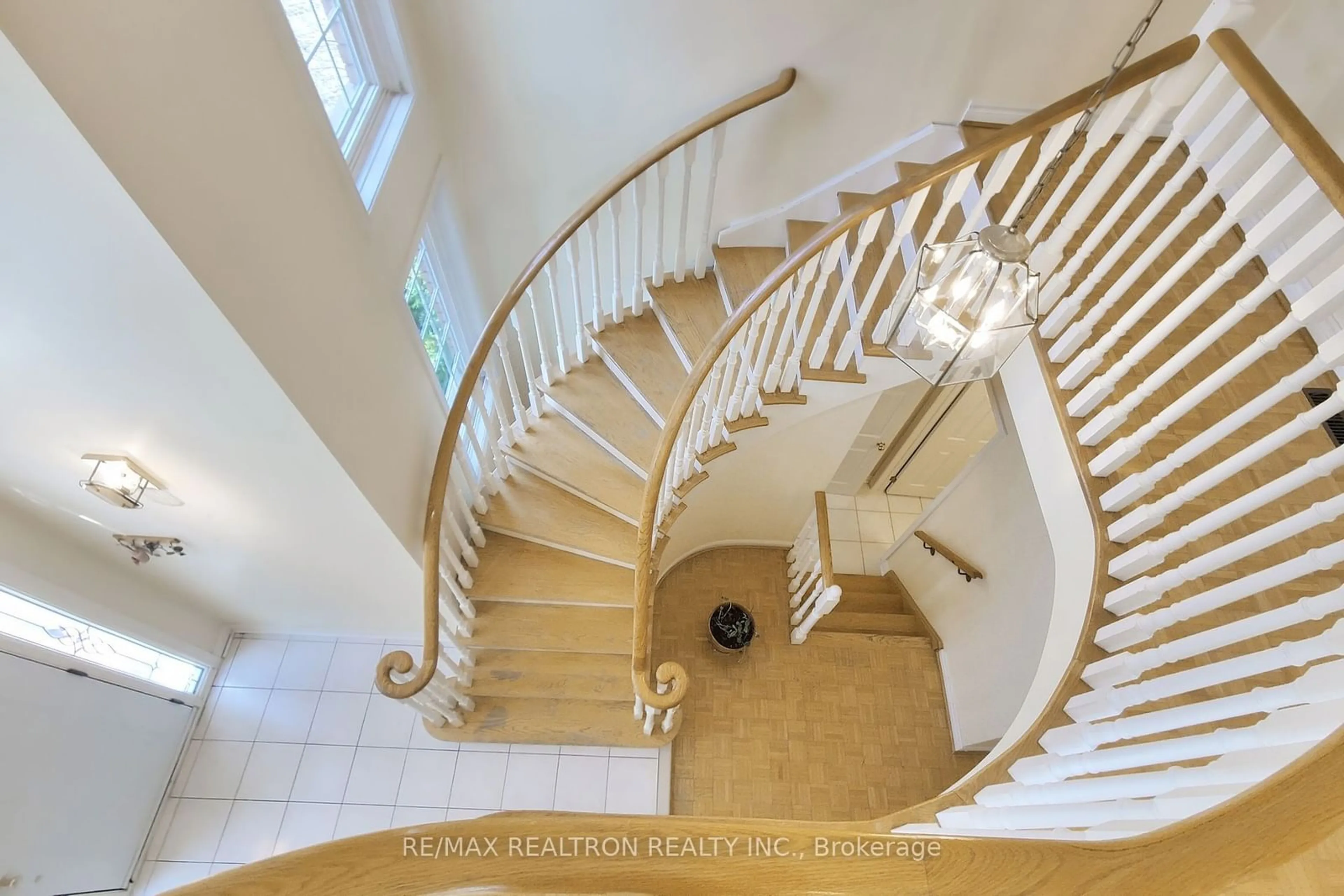 Stairs for 5923 Leeside Cres, Mississauga Ontario L5M 5L8