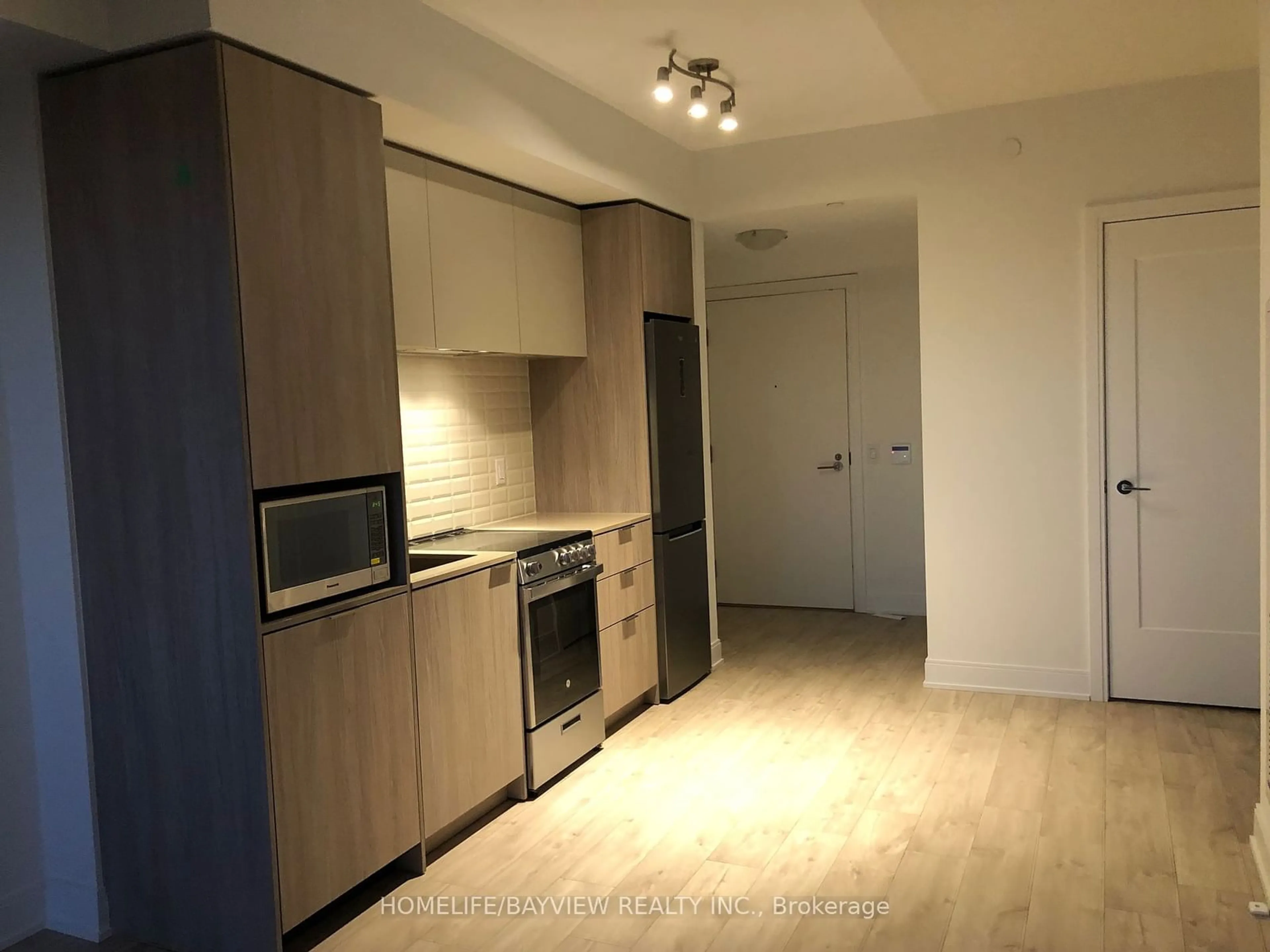 Standard kitchen, wood/laminate floor for 70 Annie Craig Dr #5001, Toronto Ontario M8V 0G6