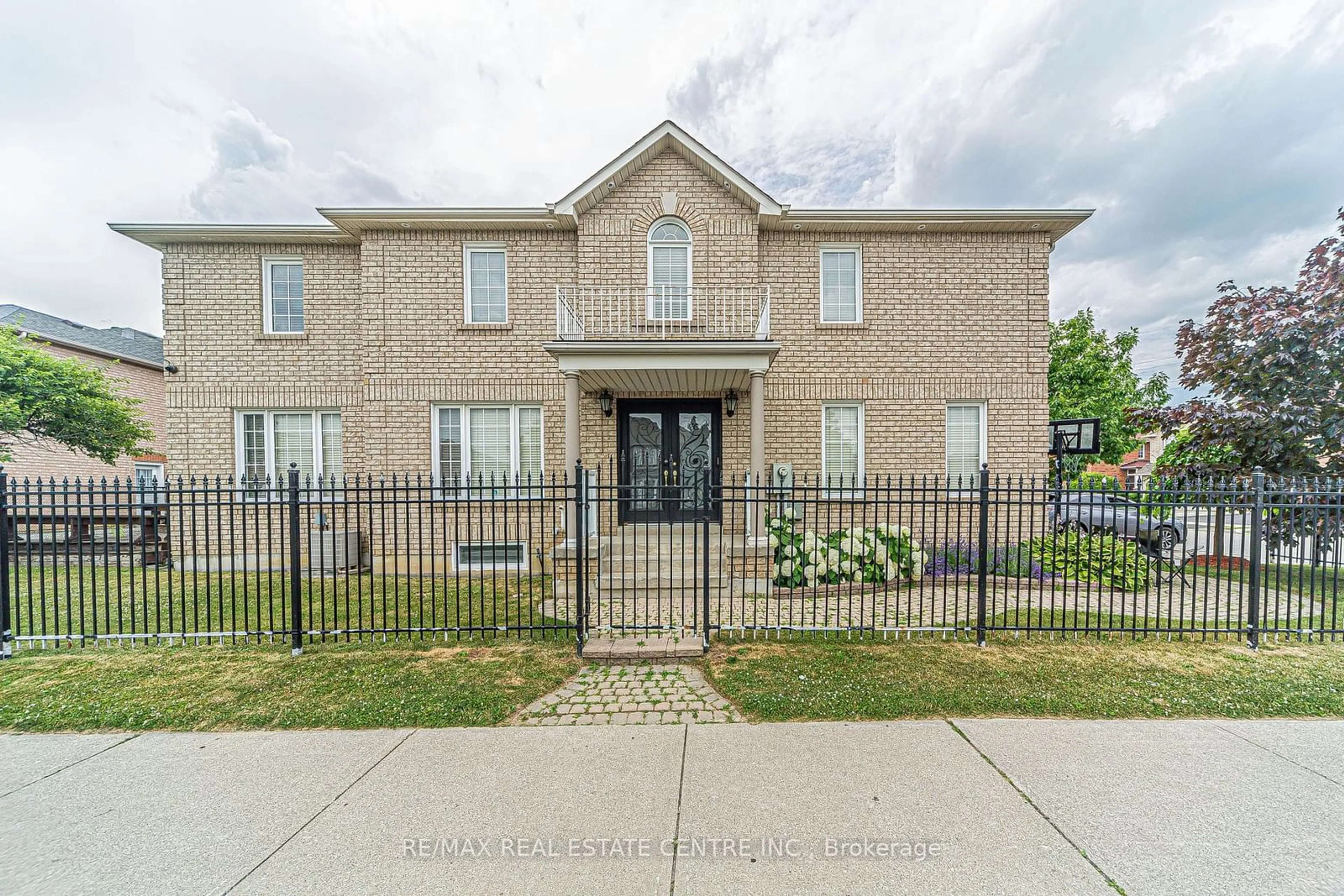 Home with brick exterior material, street for 92 Oaklea Blvd, Brampton Ontario L6Y 5G6