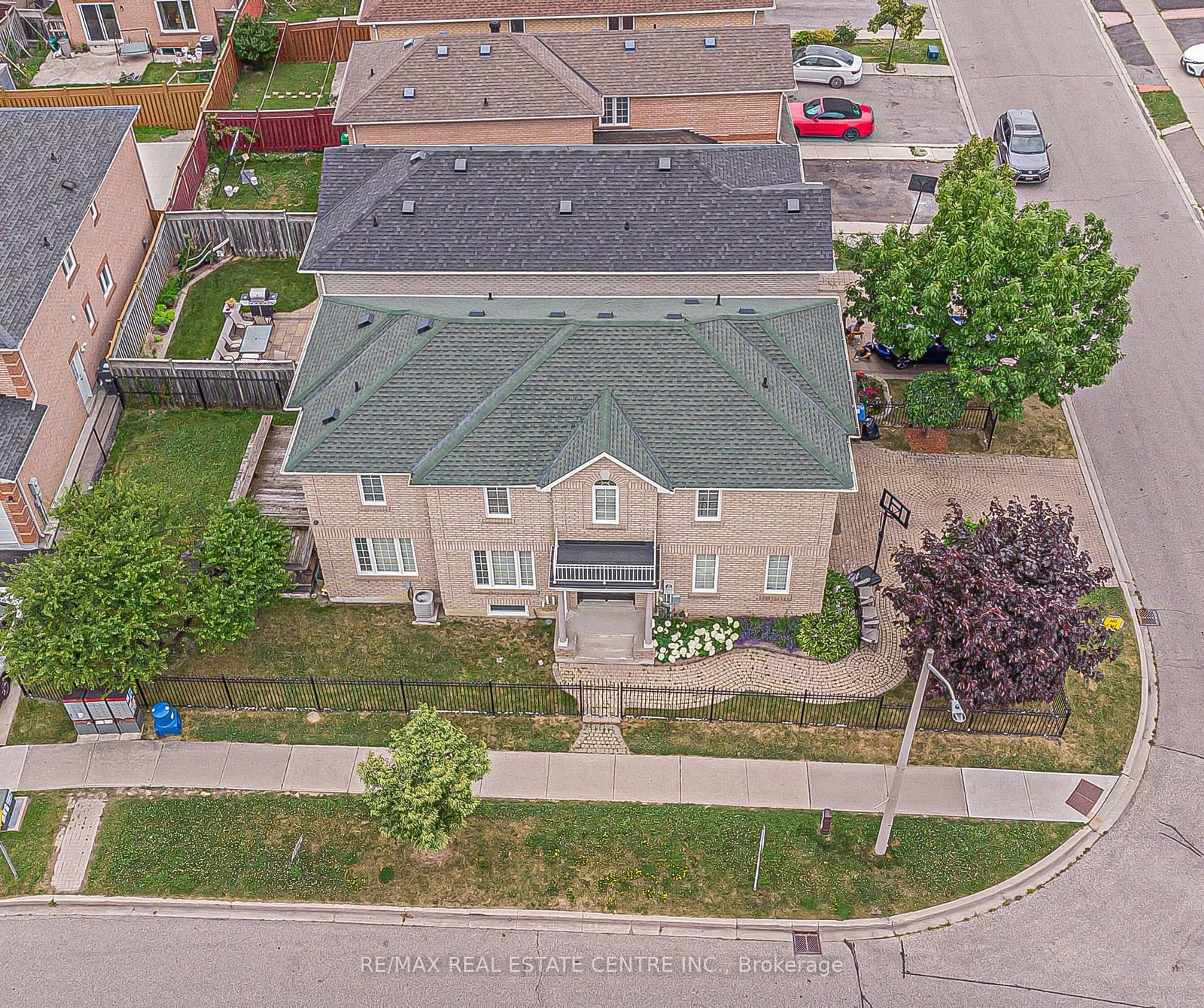 A pic from outside/outdoor area/front of a property/back of a property/a pic from drone, street for 92 Oaklea Blvd, Brampton Ontario L6Y 5G6