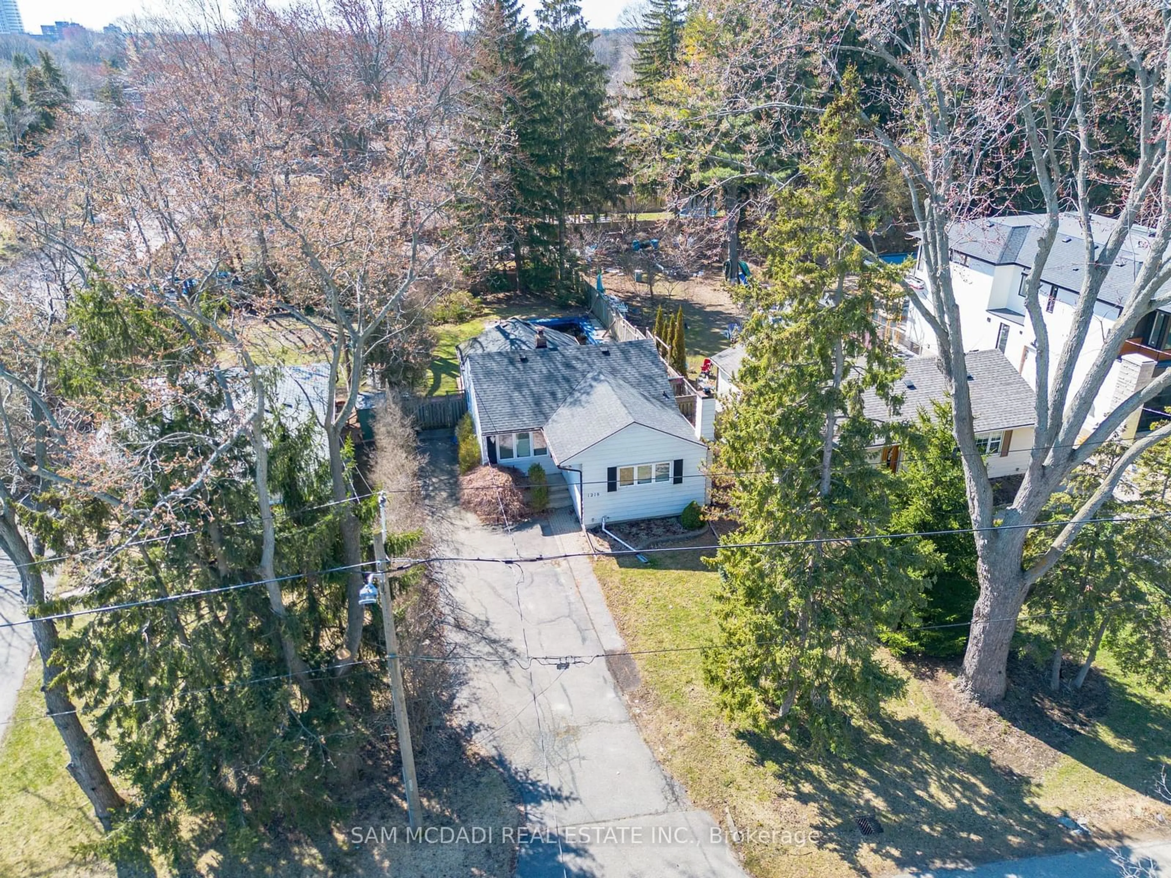 A pic from outside/outdoor area/front of a property/back of a property/a pic from drone, street for 1218 Lakebreeze Dr, Mississauga Ontario L5G 3W6