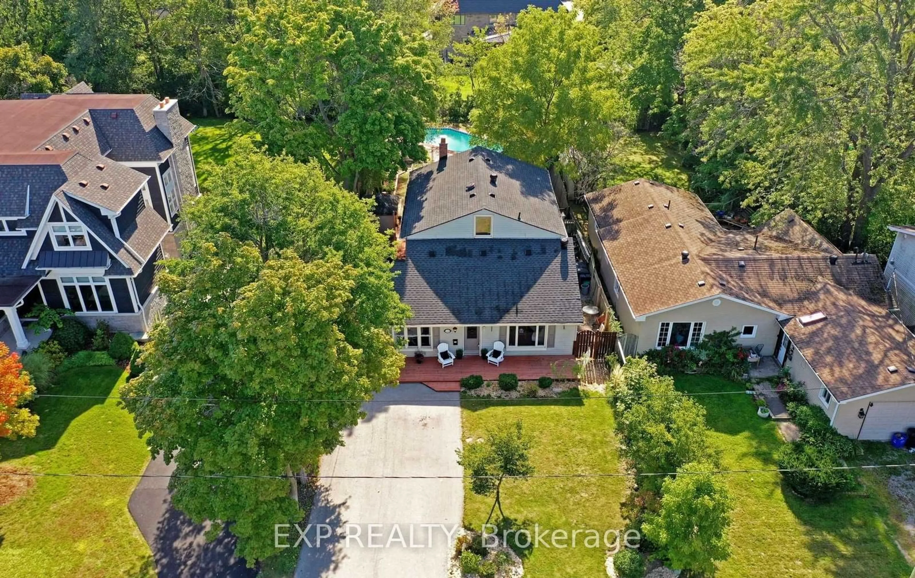 A pic from outside/outdoor area/front of a property/back of a property/a pic from drone, street for 2314 Belyea St, Oakville Ontario L6L 1N6