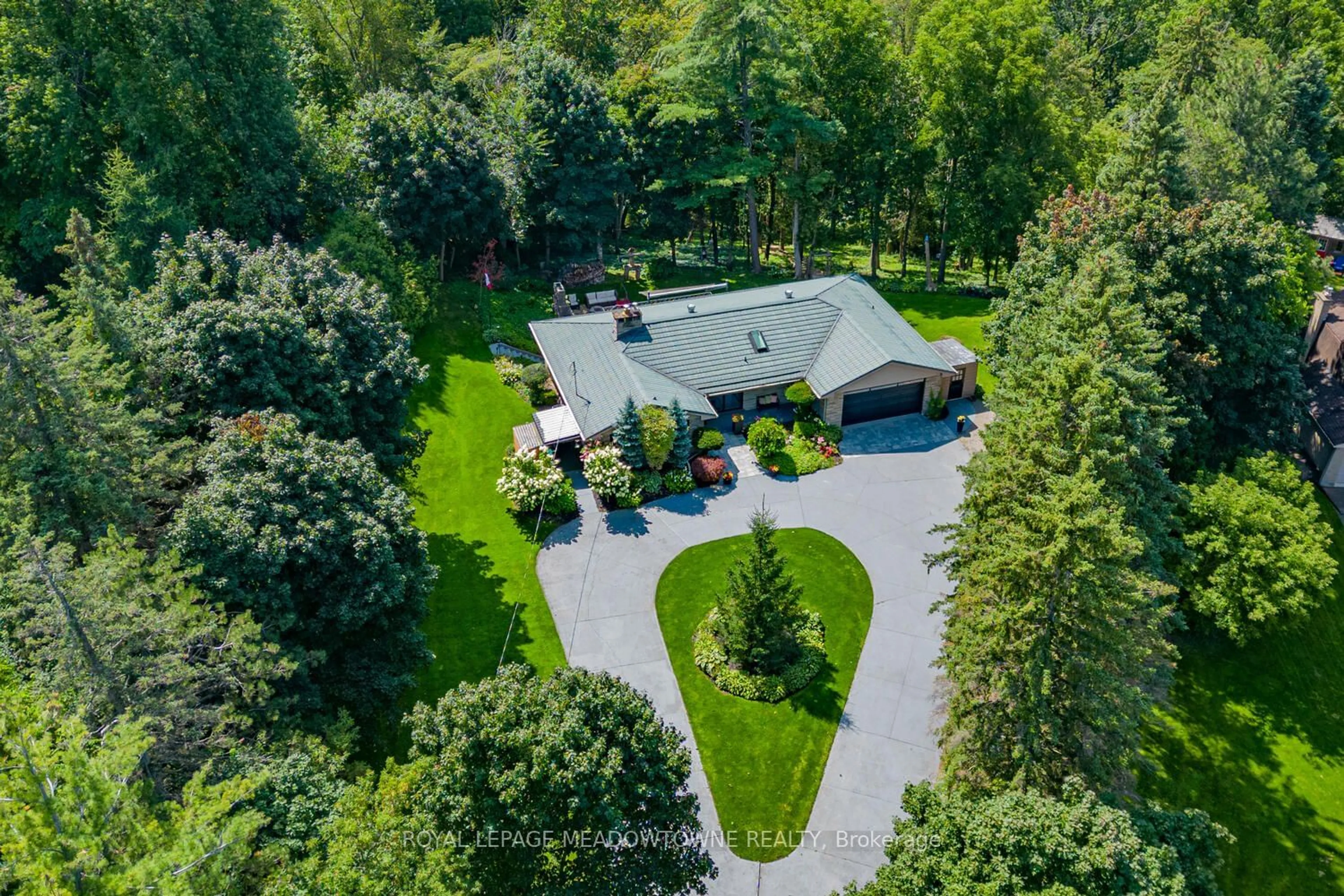 A pic from outside/outdoor area/front of a property/back of a property/a pic from drone, unknown for 1 Terry Crt, Halton Hills Ontario L7G 1P4