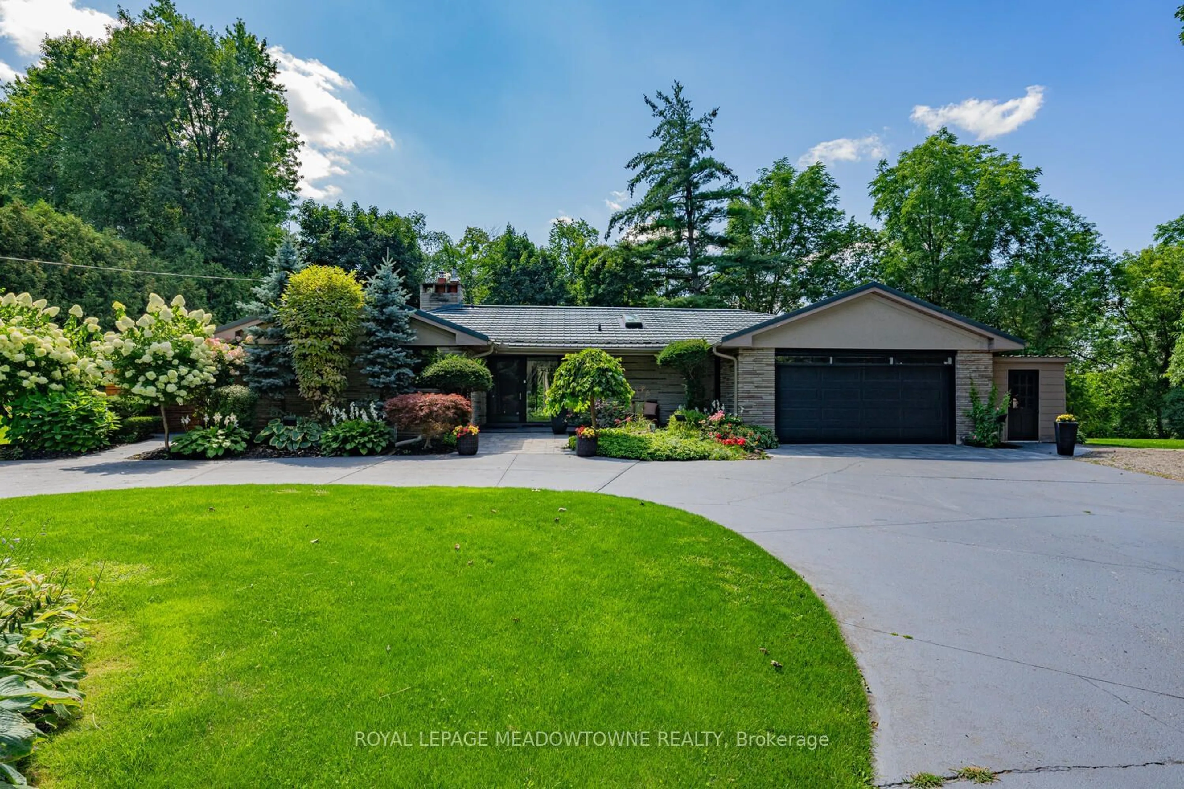 A pic from outside/outdoor area/front of a property/back of a property/a pic from drone, street for 1 Terry Crt, Halton Hills Ontario L7G 1P4