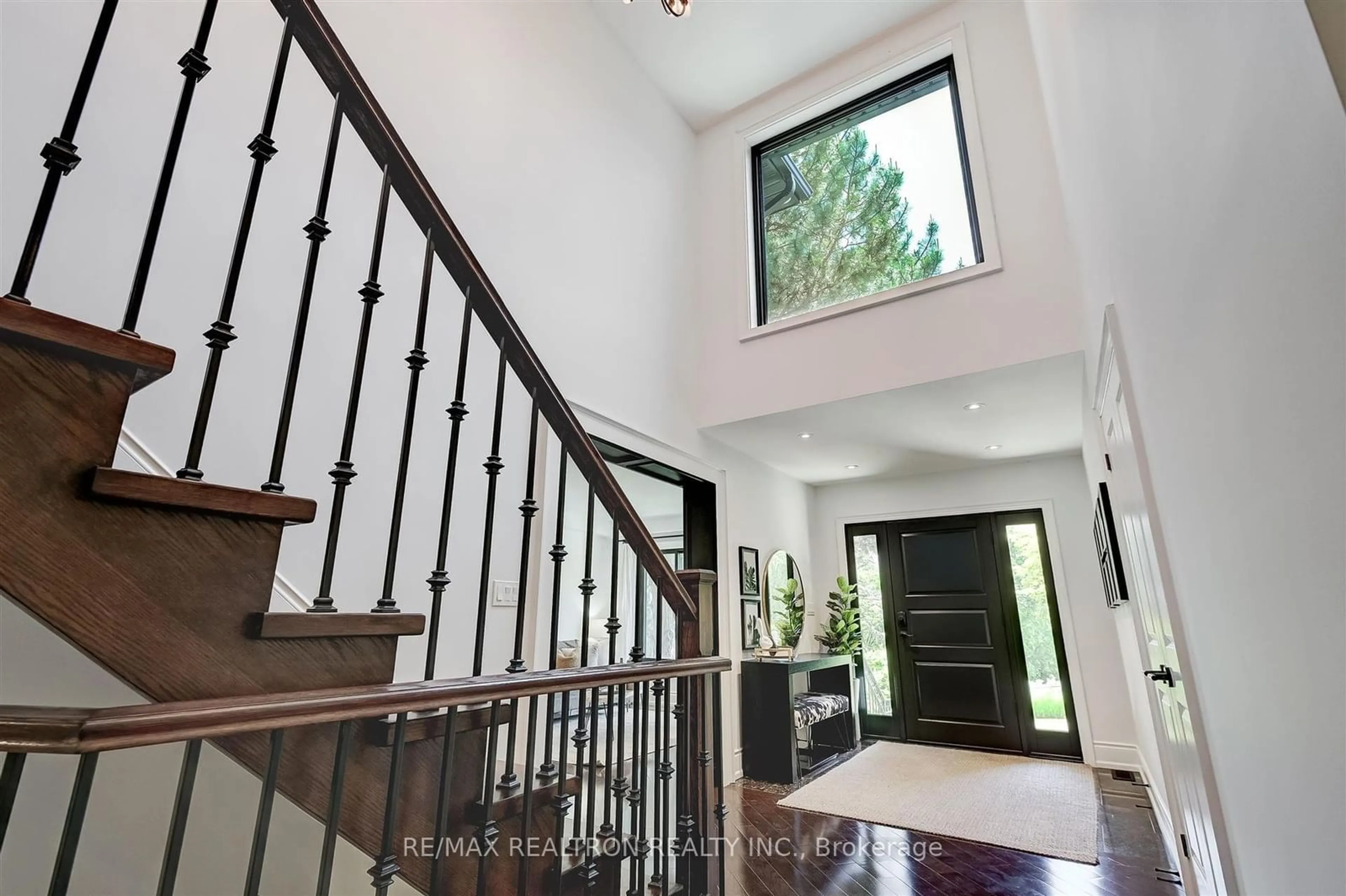 Indoor foyer for 102 Edenbridge Dr, Toronto Ontario M9A 3G4