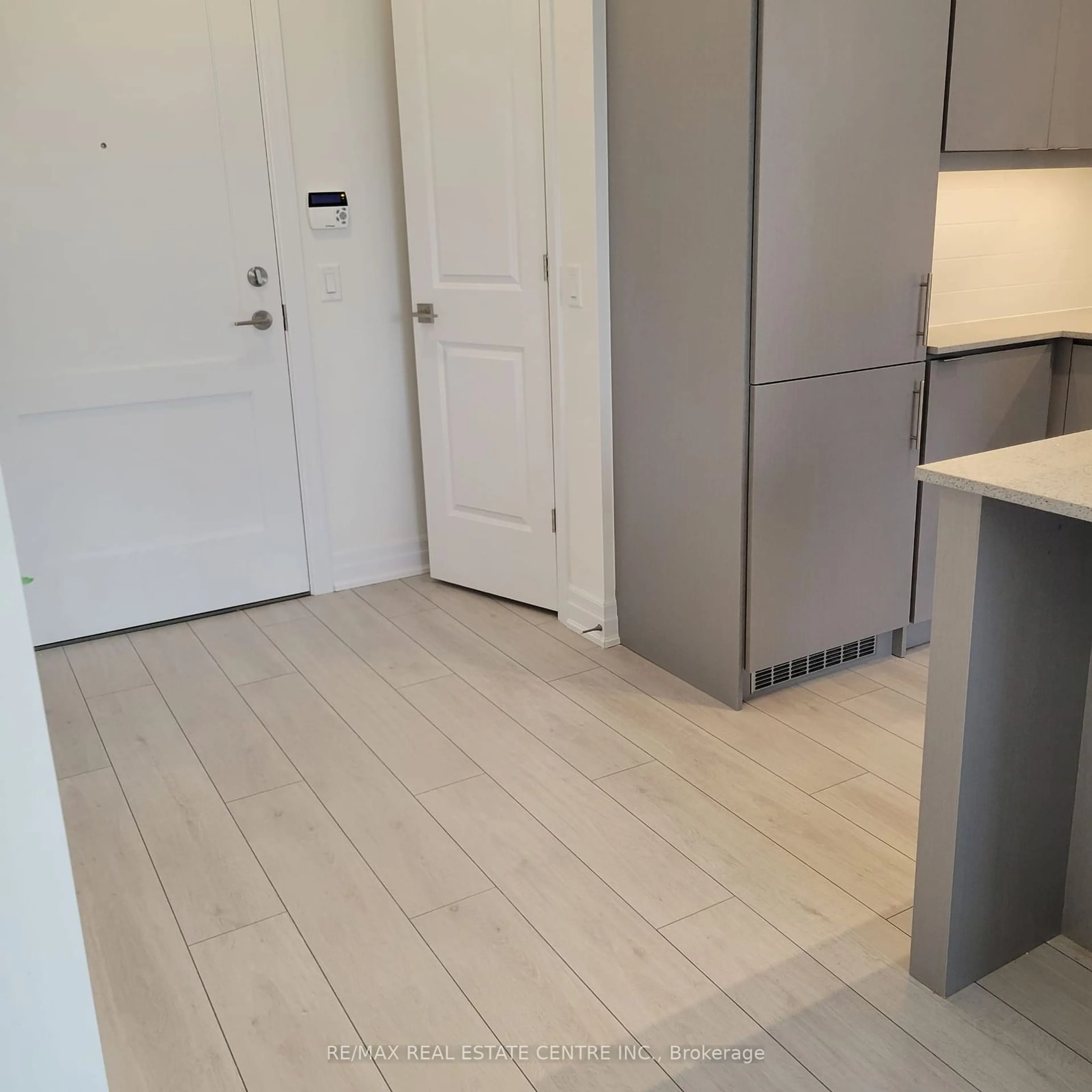 Indoor entryway for 30 Elm Dr #1801, Mississauga Ontario L5B 0N6