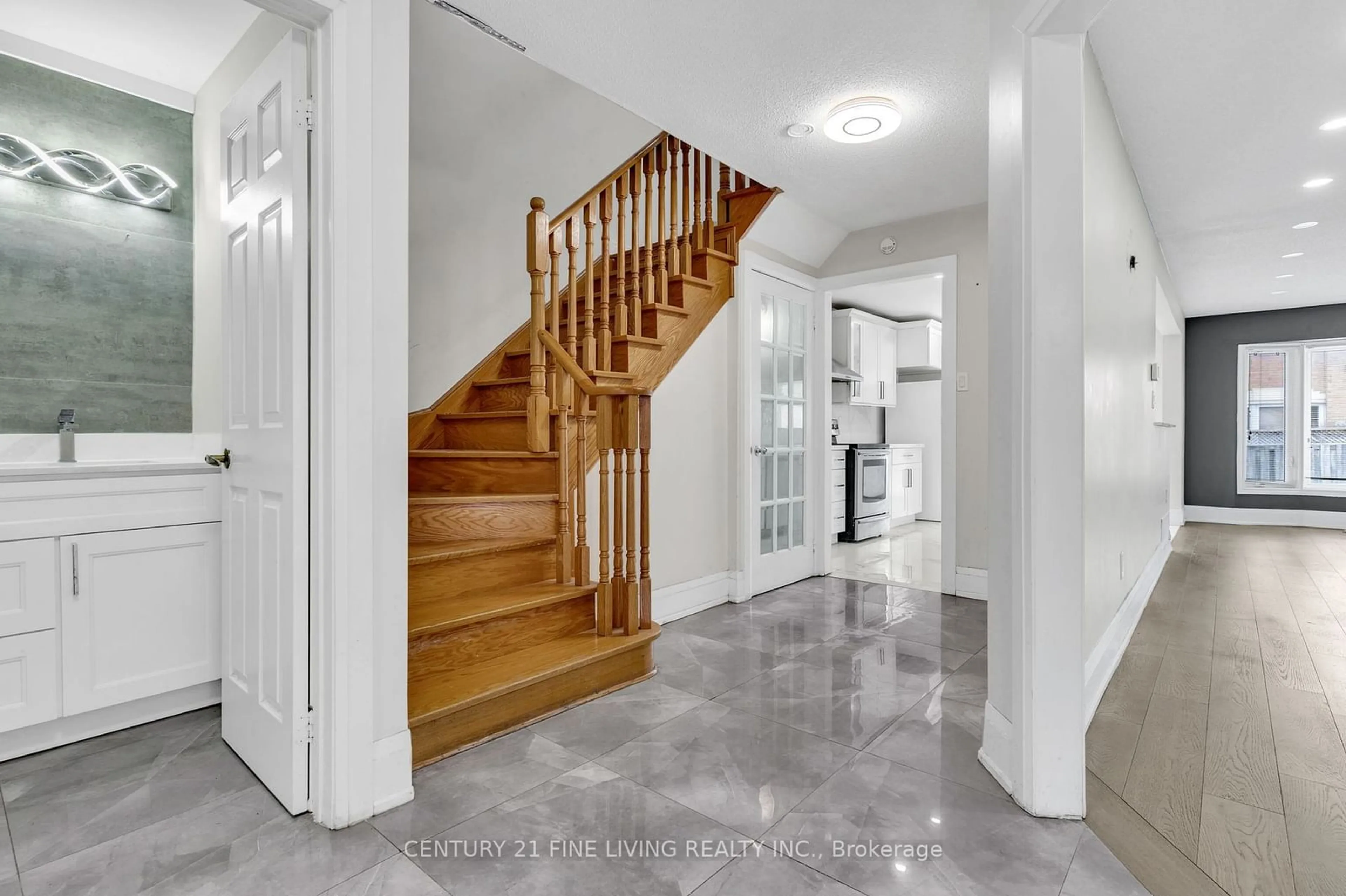 Indoor foyer for 4637 Crosscreek Crt, Mississauga Ontario L5V 1G5