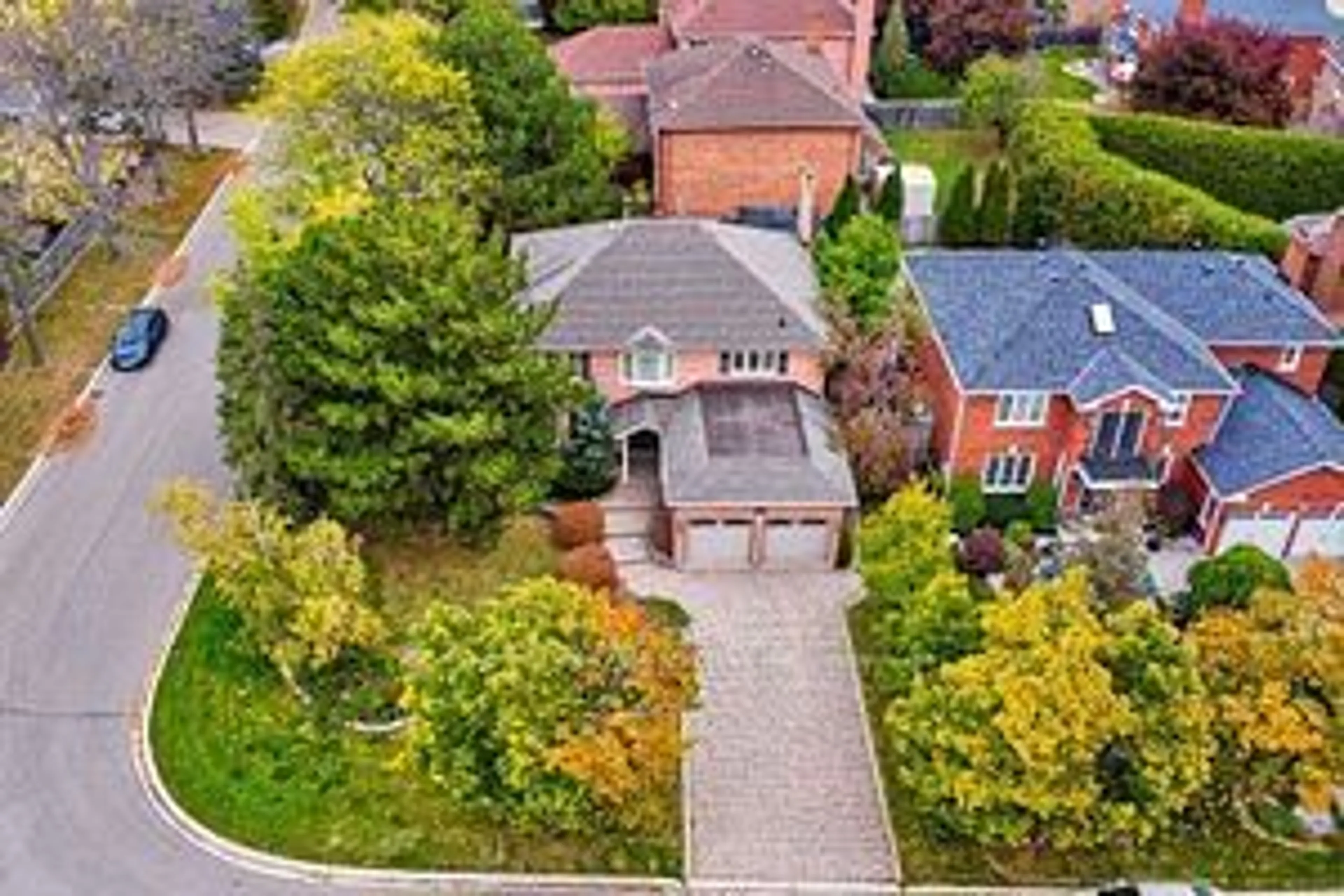 A pic from outside/outdoor area/front of a property/back of a property/a pic from drone, street for 4493 Badminton Dr, Mississauga Ontario L5M 3H2