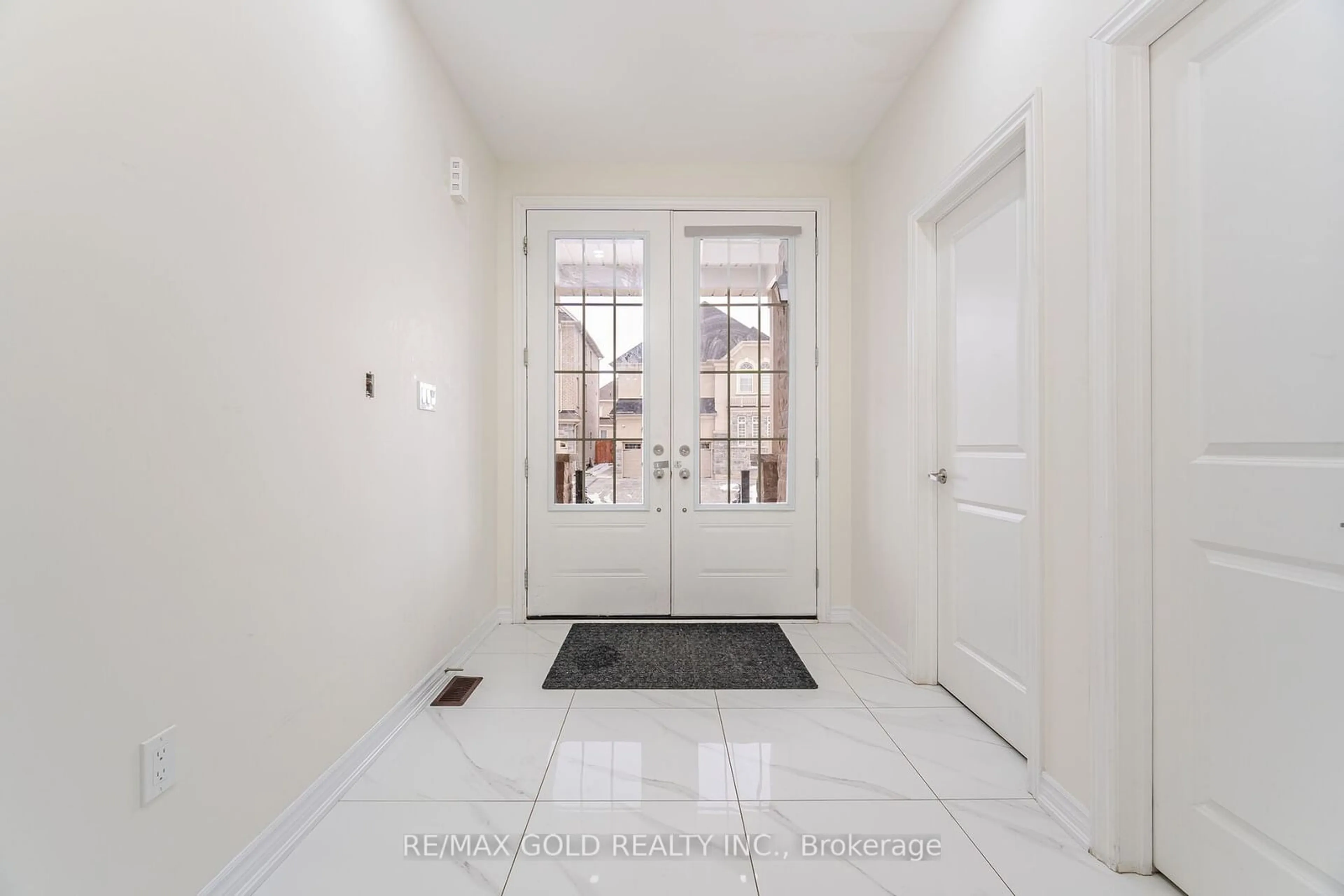 Indoor entryway for 2 Jenwood Cres, Brampton Ontario L6R 4C6