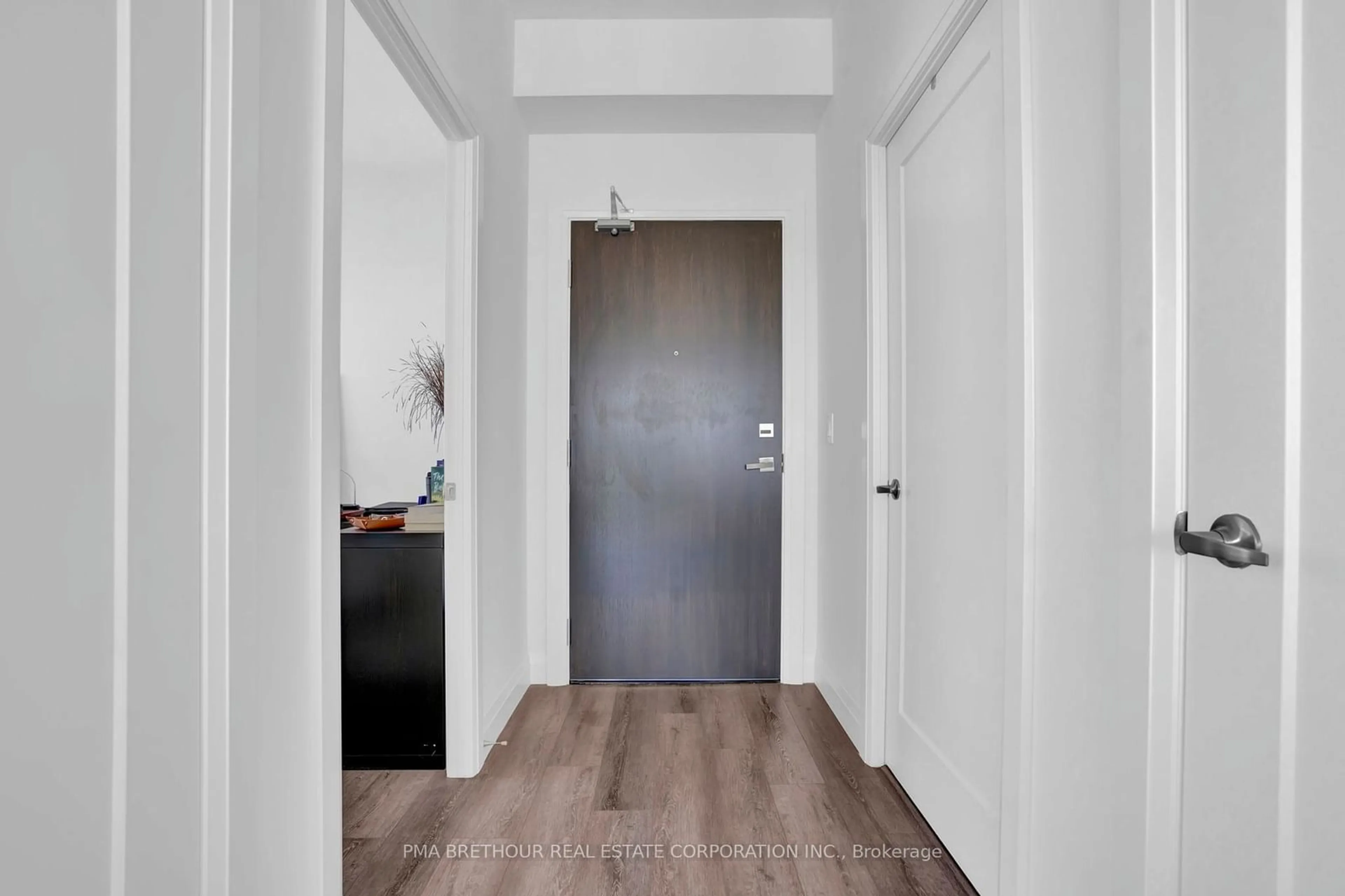 Indoor entryway for 500 Brock Ave #1402, Burlington Ontario L7S 0A5