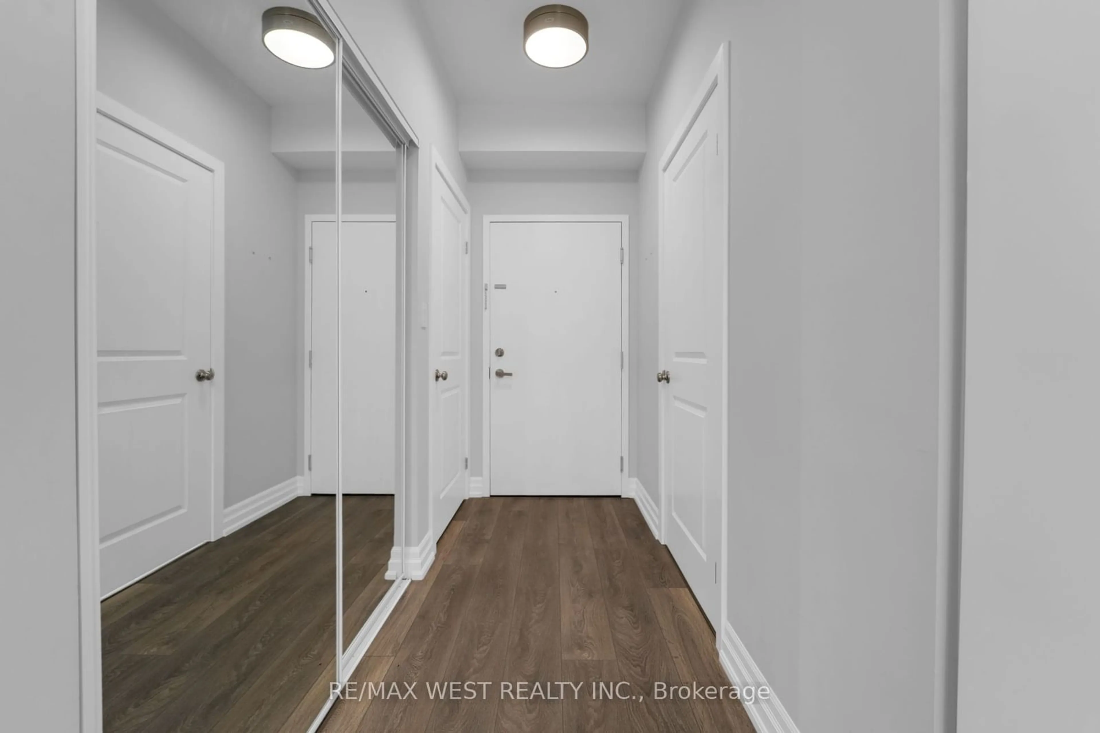 Indoor entryway for 4040 UPPER MIDDLE Rd #214, Burlington Ontario L7M 0H2