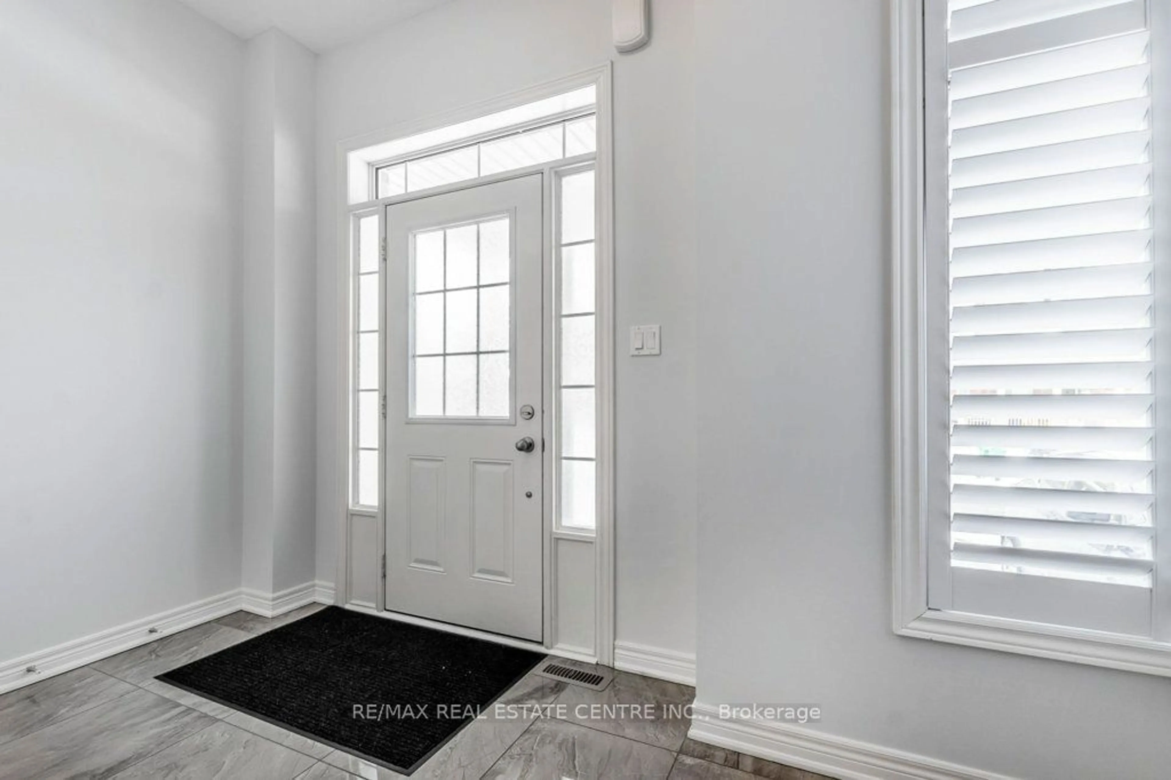 Indoor entryway for 27 Pritchard Rd, Brampton Ontario L7A 0Z7