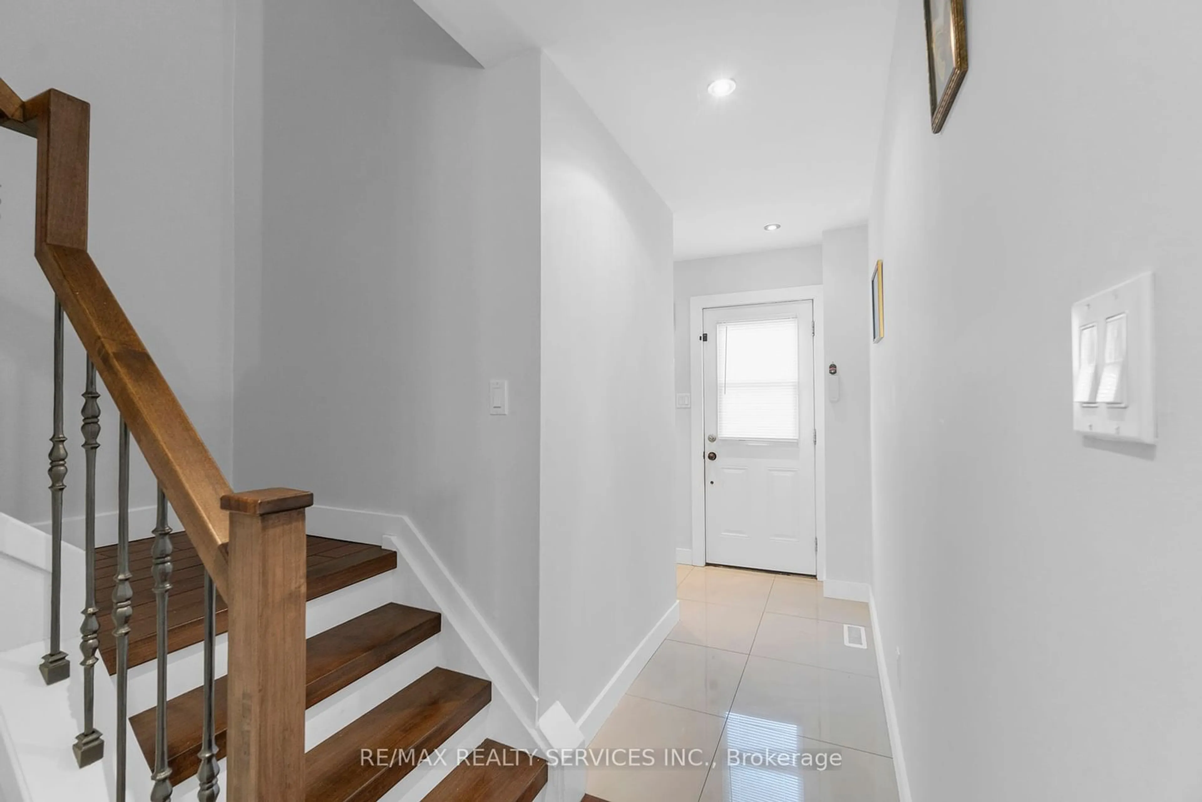 Indoor entryway for 6 Morley Cres, Brampton Ontario L6S 3K8