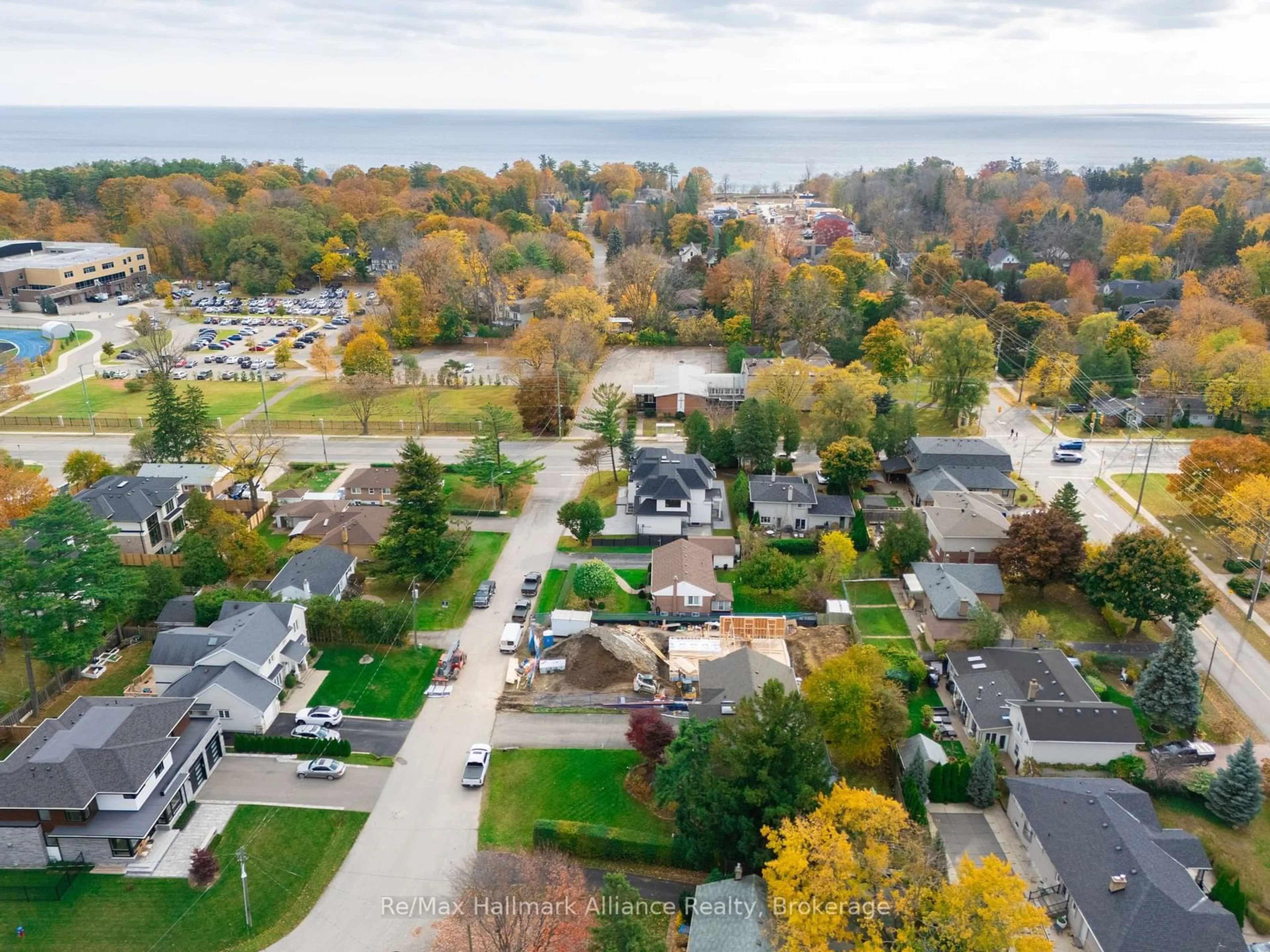 A pic from outside/outdoor area/front of a property/back of a property/a pic from drone, water/lake/river/ocean view for 192 Waneta Dr, Oakville Ontario L6K 2T5