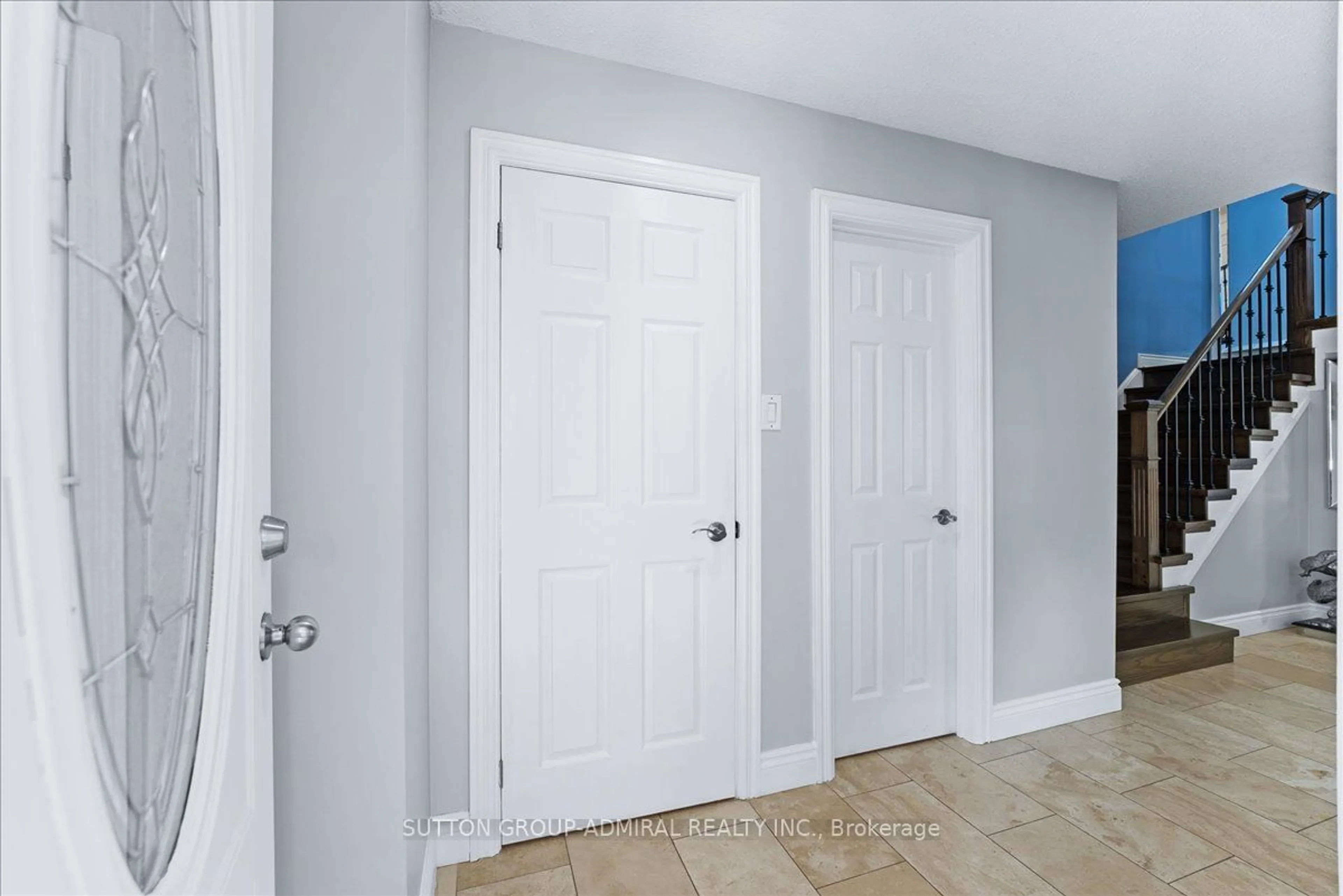 Indoor entryway for 2840 Tradewind Dr, Mississauga Ontario L5N 6L1