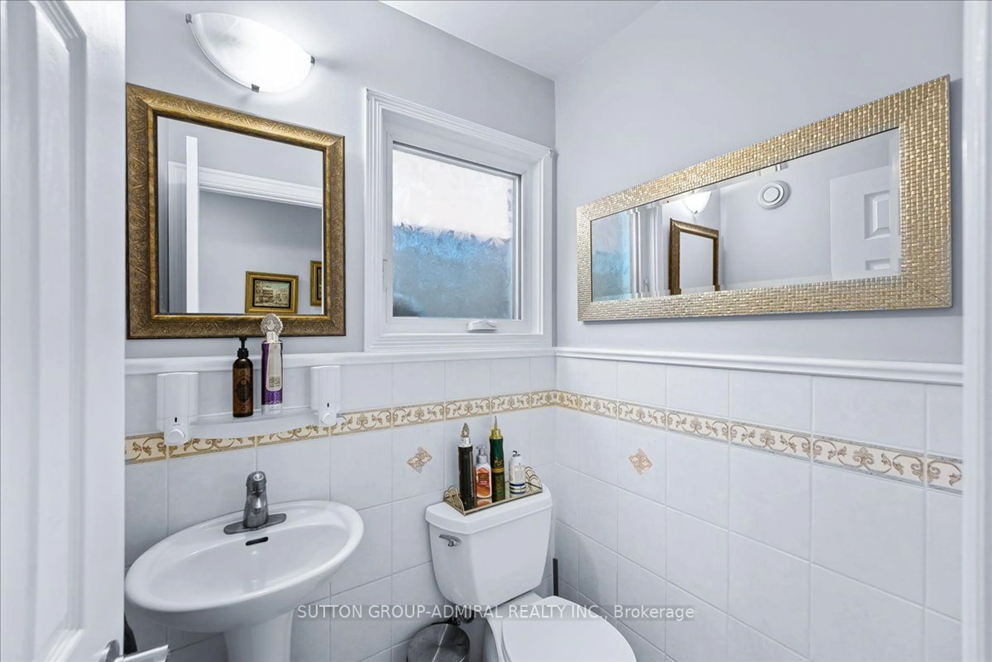 Standard bathroom, ceramic/tile floor for 2840 Tradewind Dr, Mississauga Ontario L5N 6L1