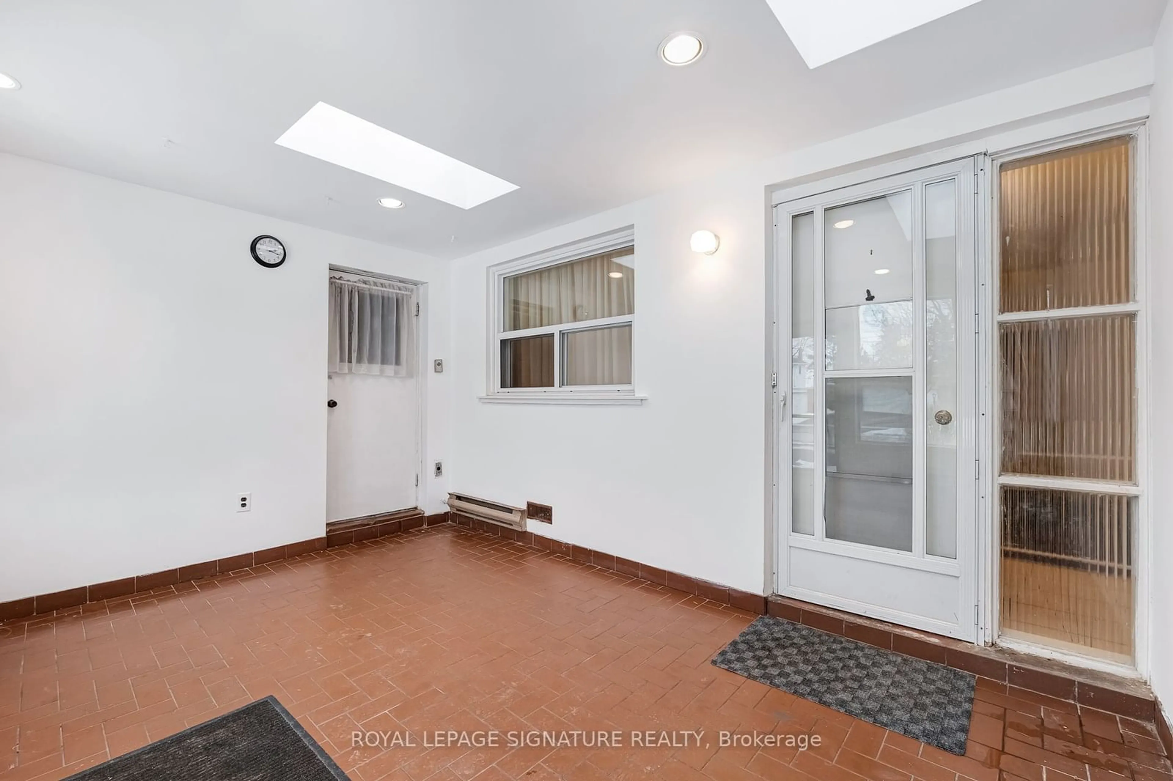 Indoor entryway for 17 Norfield Cres, Toronto Ontario M9W 1X5