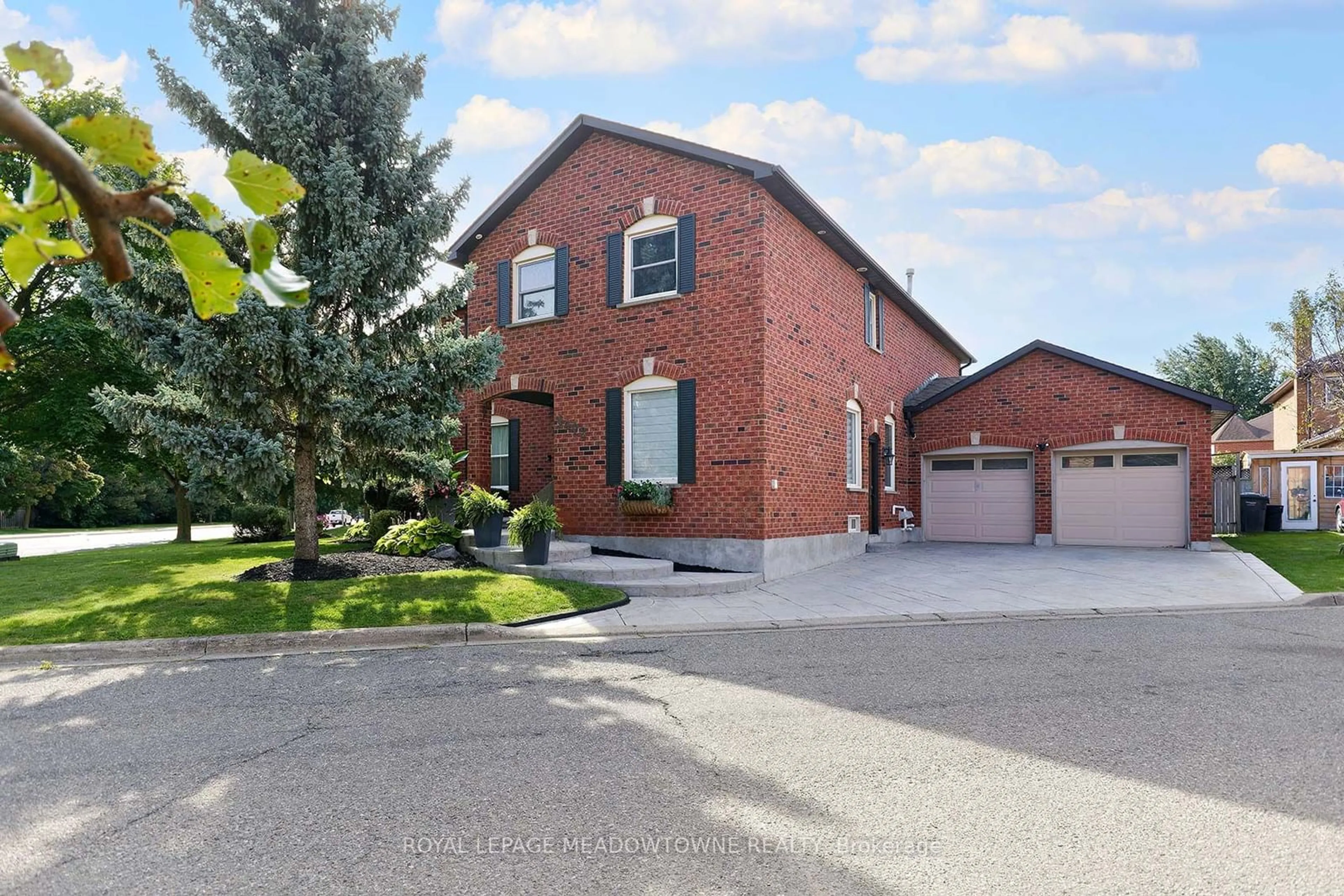 Home with brick exterior material, street for 6402 Tenth Line, Mississauga Ontario L5N 5T4