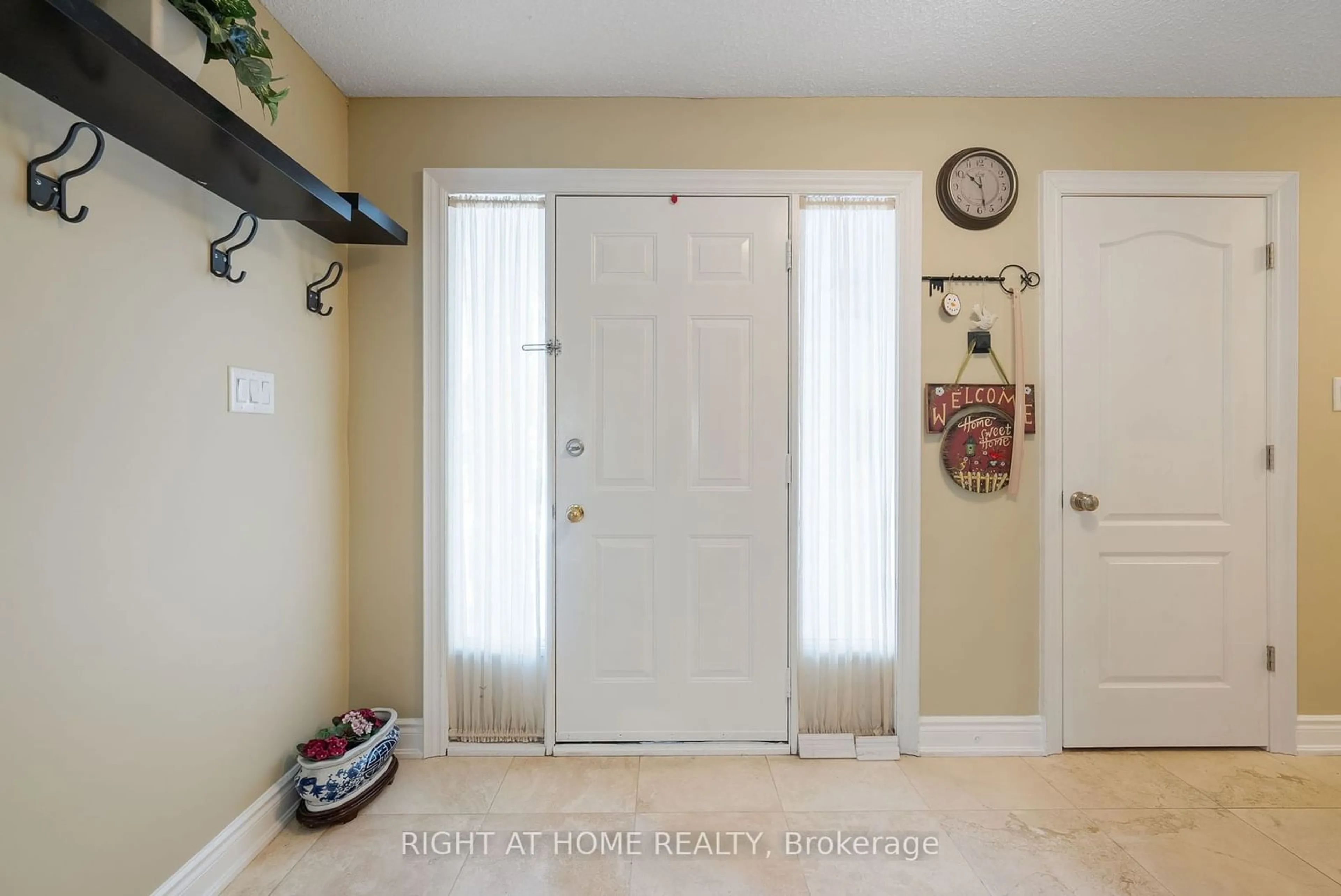 Indoor entryway for 5676 Brightpool Cres, Mississauga Ontario L5M 3W3