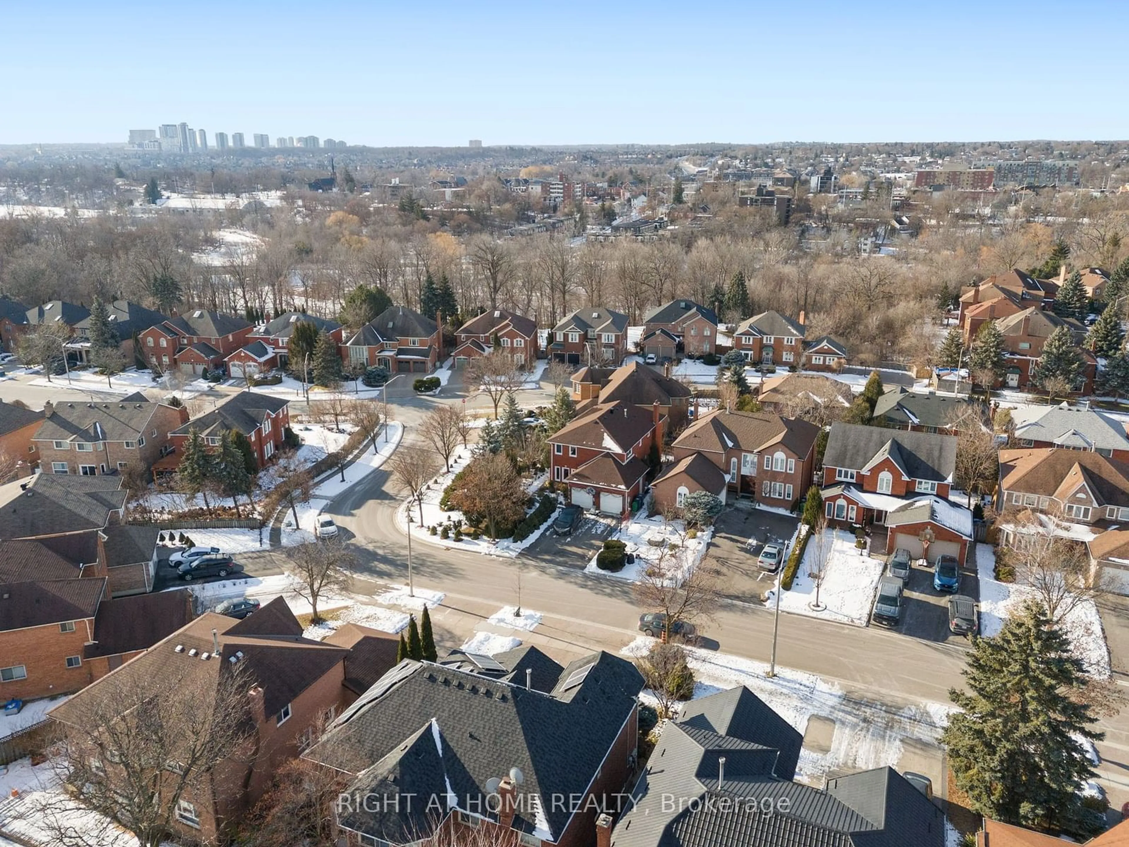 A pic from outside/outdoor area/front of a property/back of a property/a pic from drone, city buildings view from balcony for 5676 Brightpool Cres, Mississauga Ontario L5M 3W3