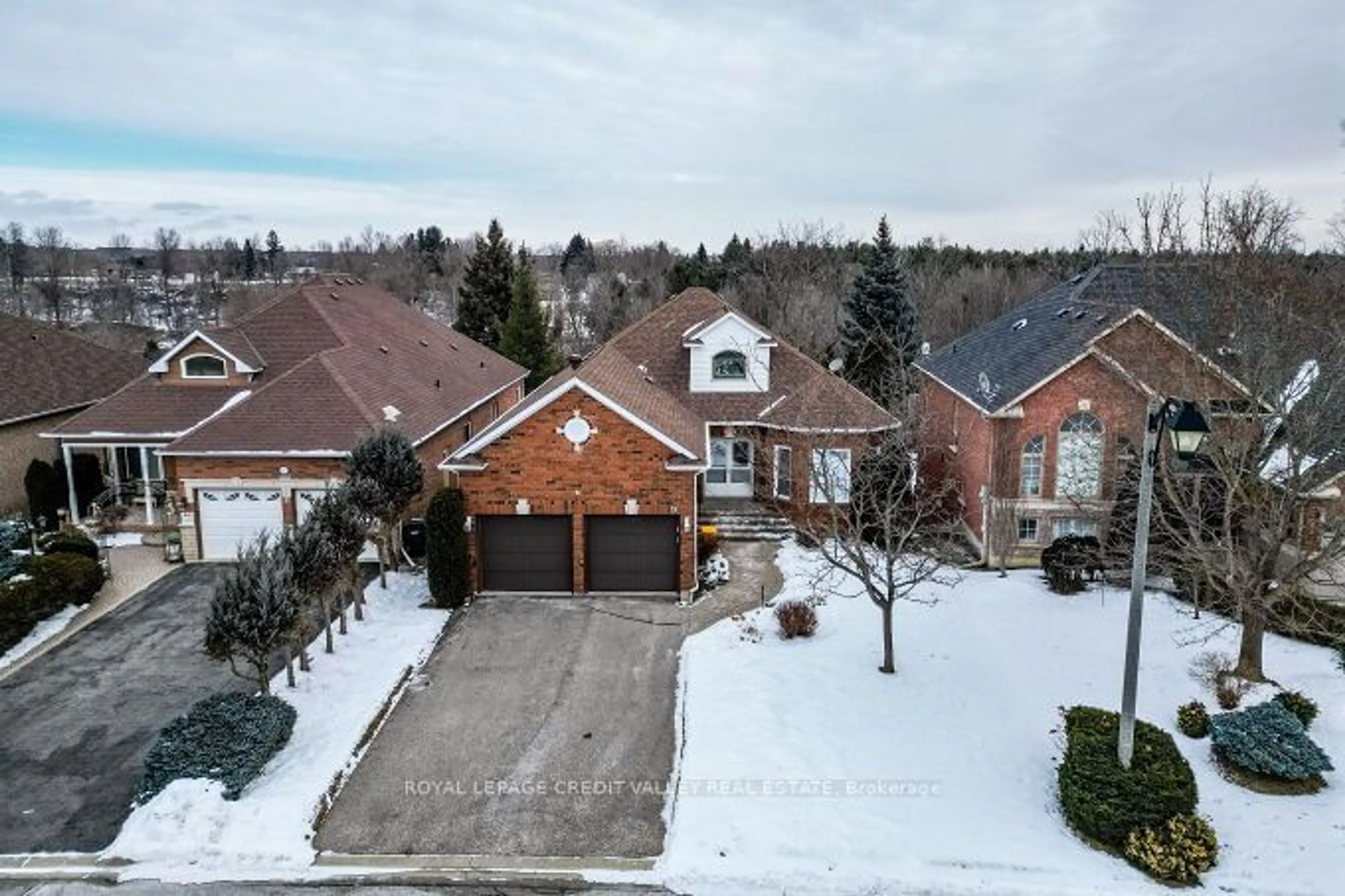 A pic from outside/outdoor area/front of a property/back of a property/a pic from drone, street for 15 Kirkwood Cres, Caledon Ontario L7C 1C1