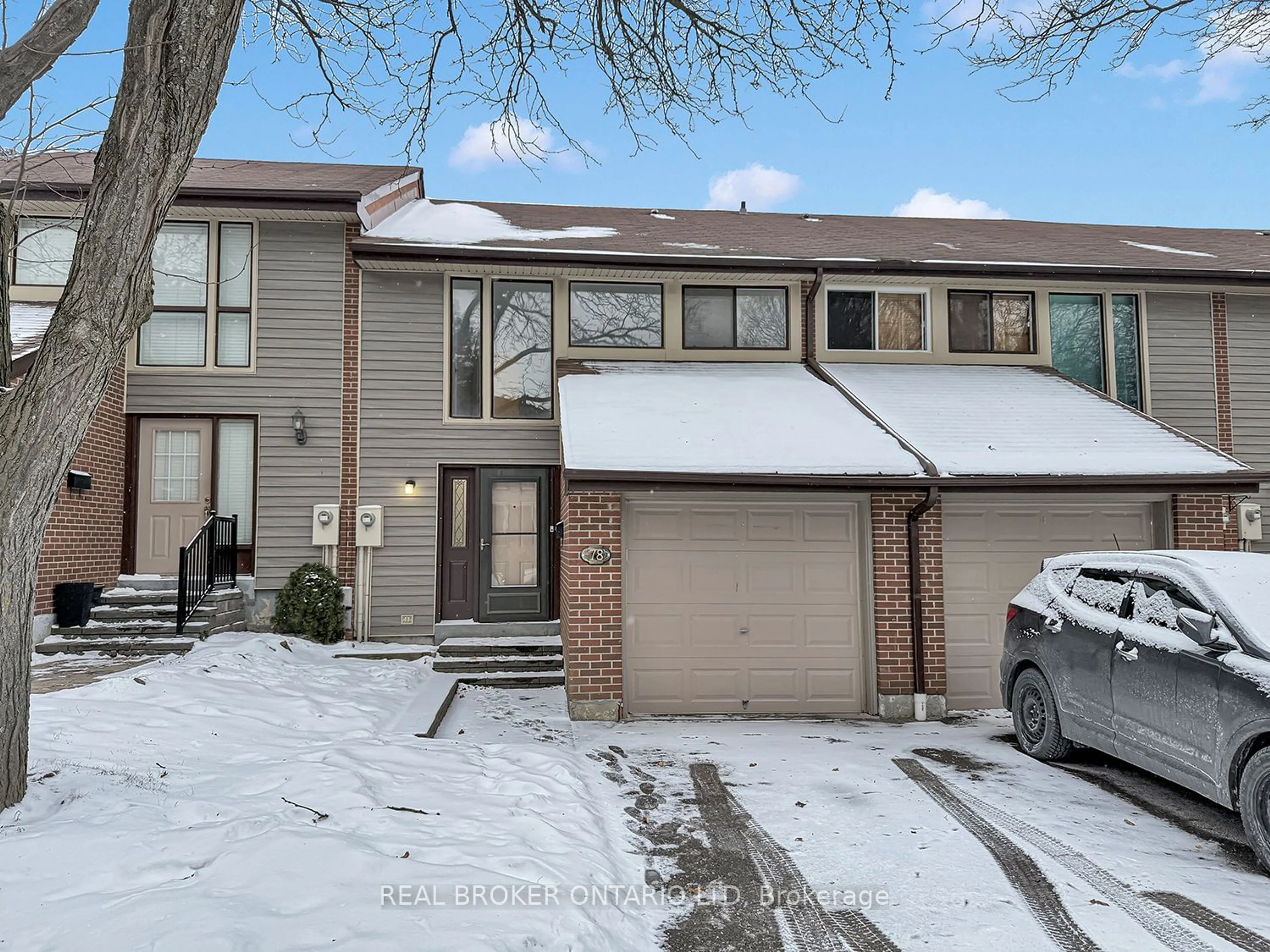 A pic from outside/outdoor area/front of a property/back of a property/a pic from drone, street for 2881 Windwood Dr #78, Mississauga Ontario L5N 2K9