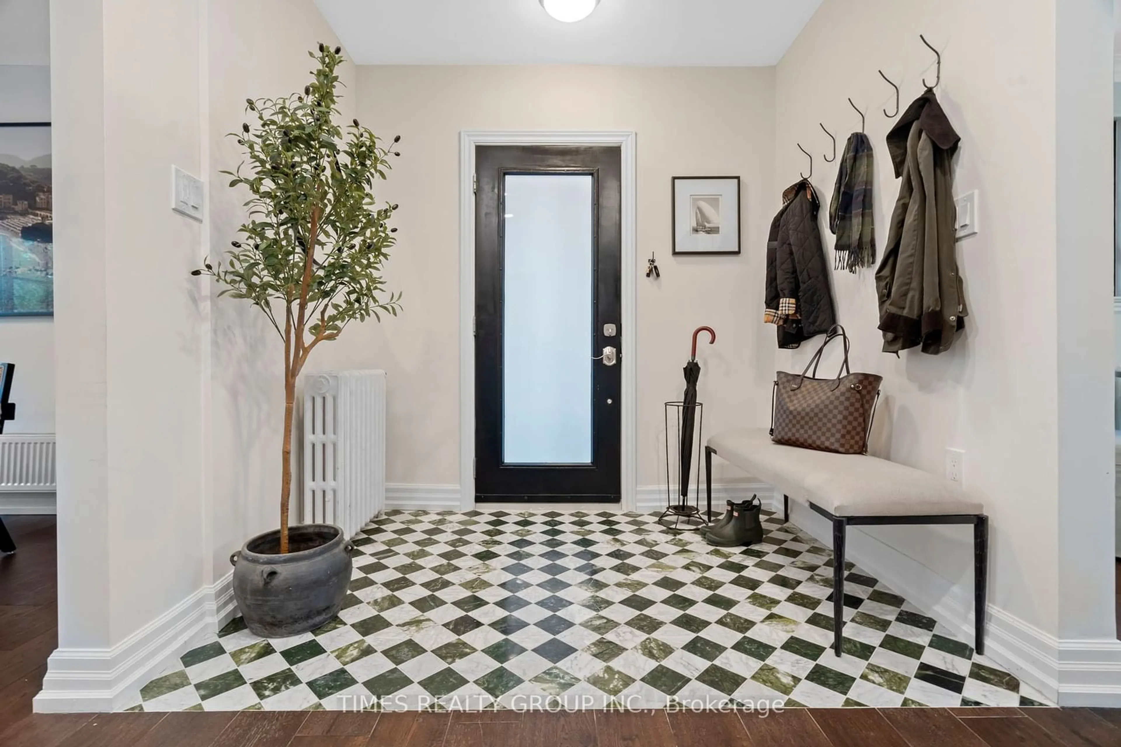 Indoor entryway for 28 Glenaden Ave, Toronto Ontario M8Y 2L3