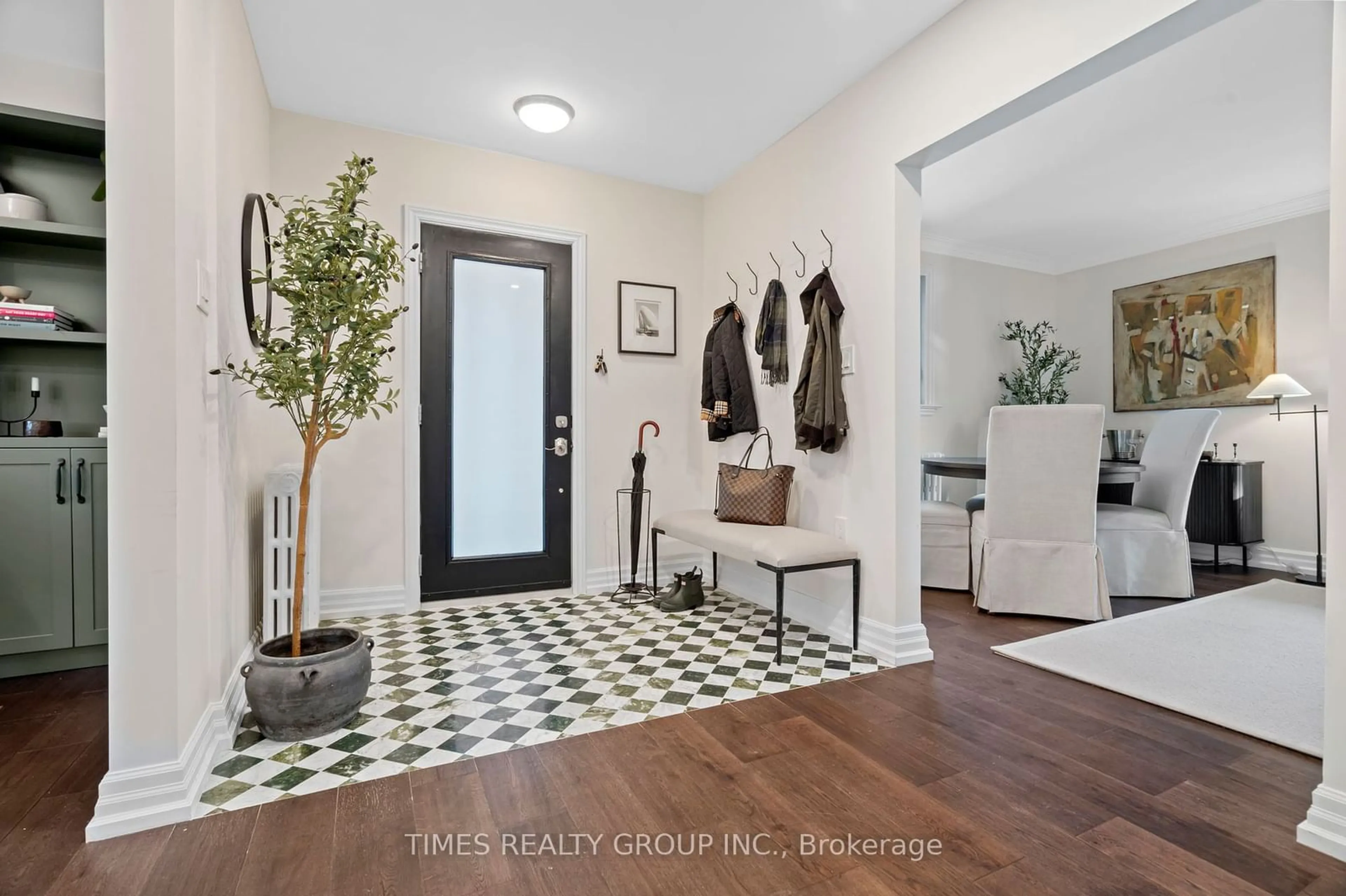 Indoor entryway for 28 Glenaden Ave, Toronto Ontario M8Y 2L3