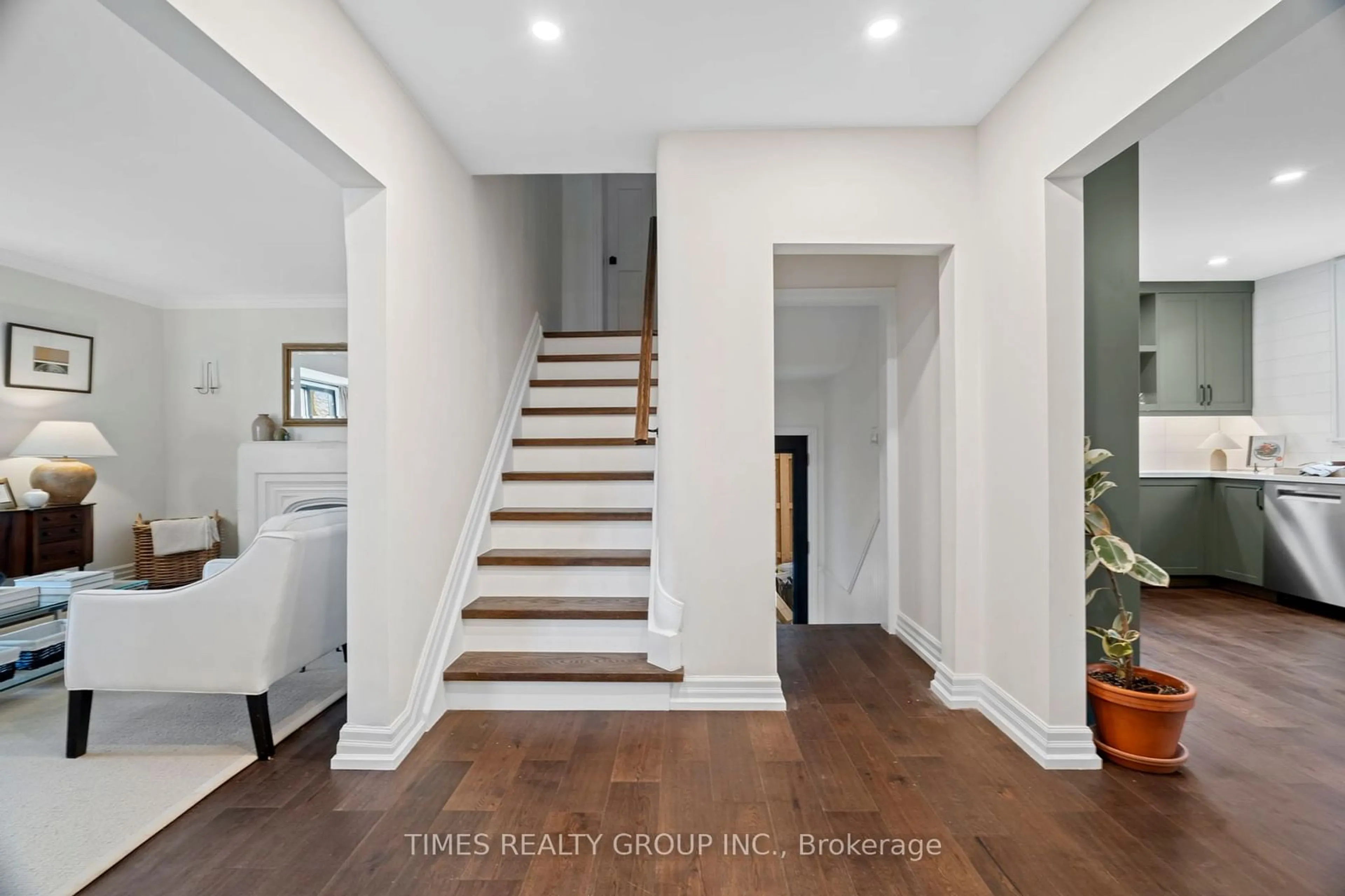 Indoor entryway for 28 Glenaden Ave, Toronto Ontario M8Y 2L3