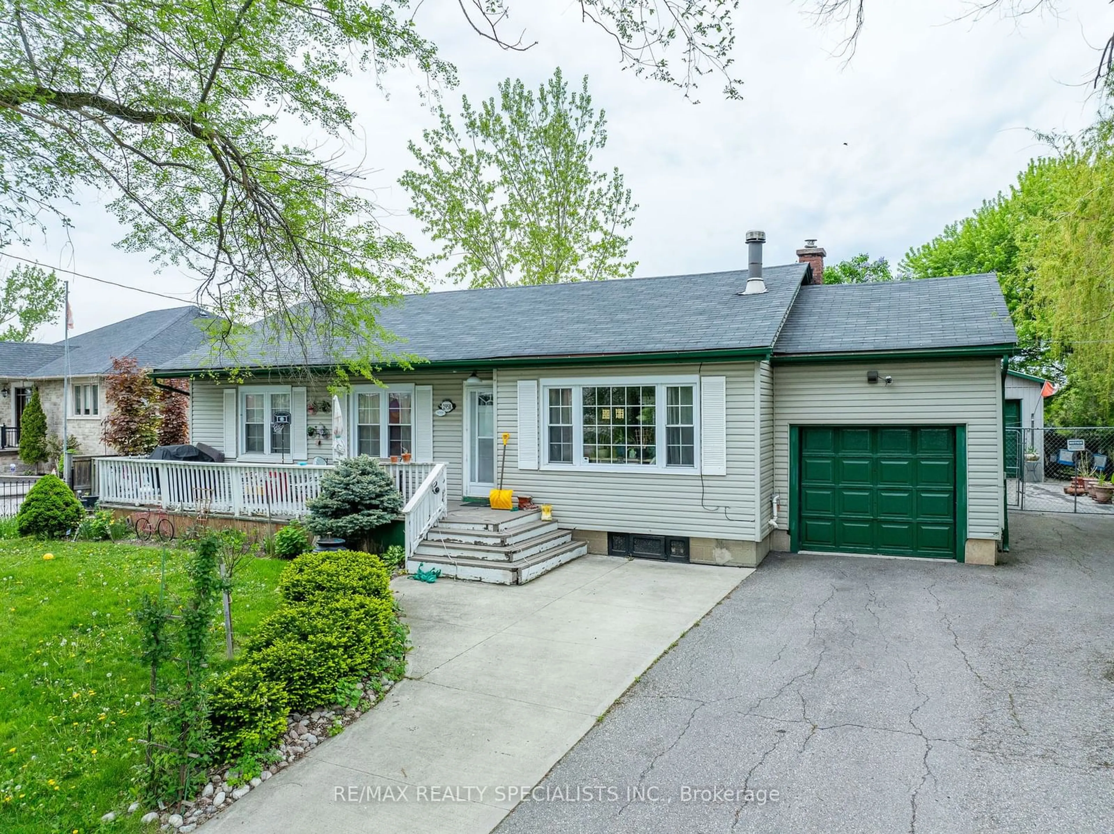 Home with vinyl exterior material, street for 2958 King St, Caledon Ontario L7C 0R3