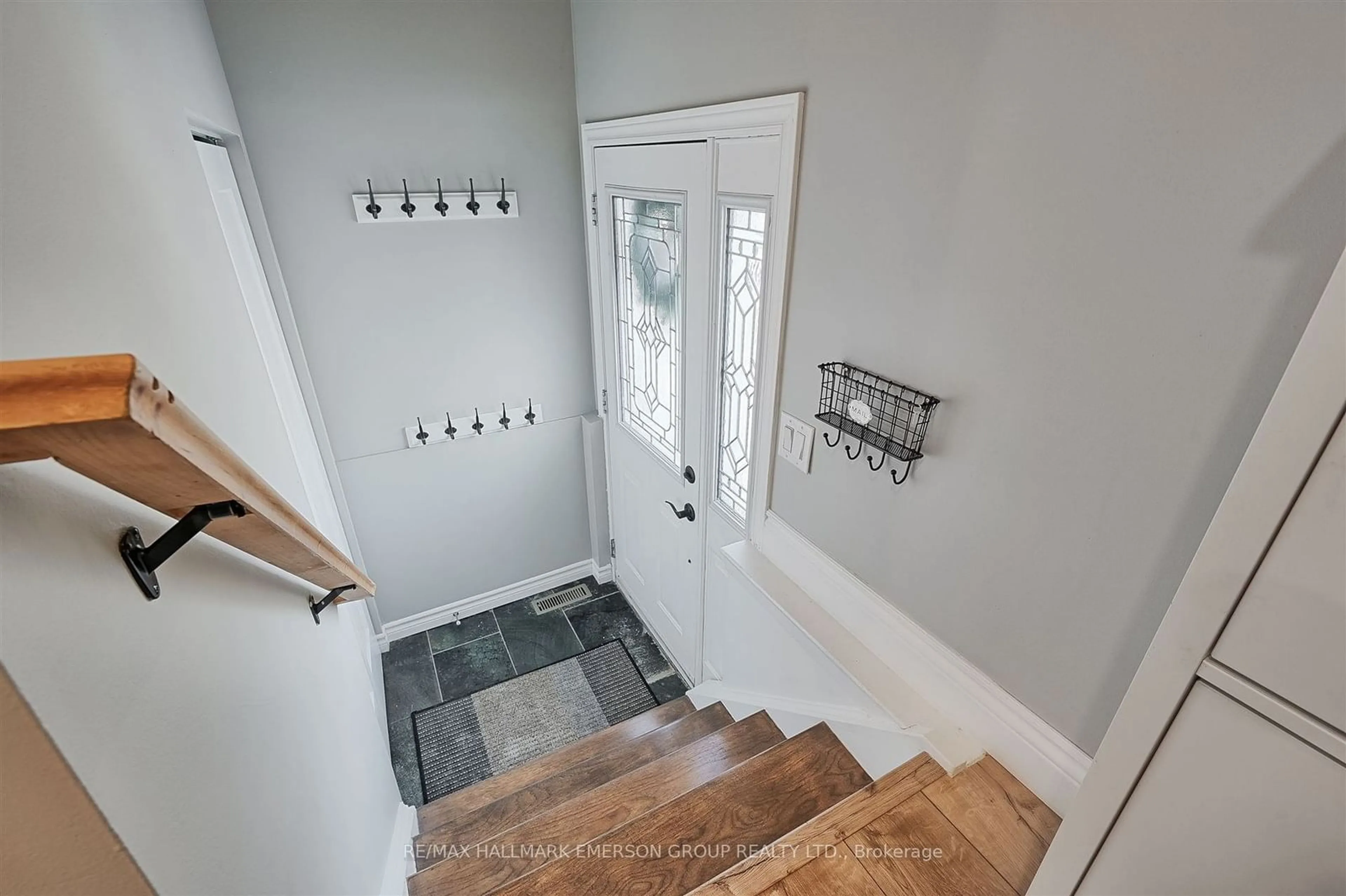 Indoor entryway for 2165 Stir Cres, Mississauga Ontario L4Y 3V2