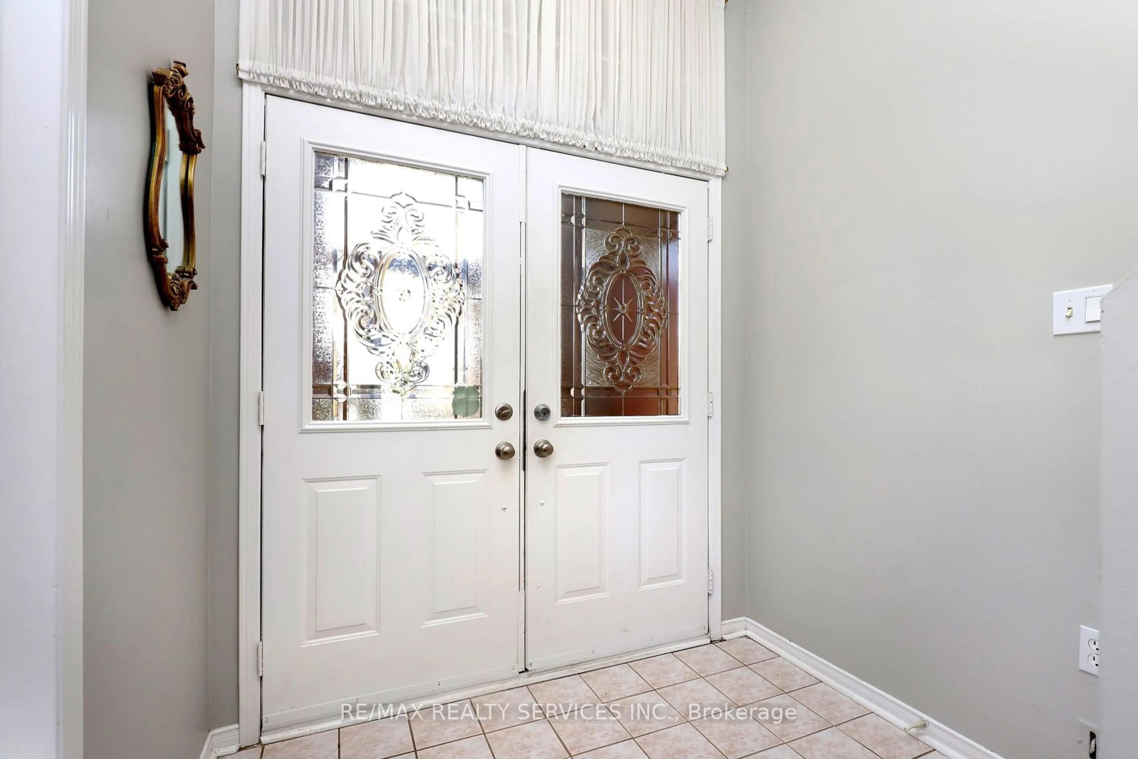 Indoor entryway for 12 Summerfield Cres, Brampton Ontario L6X 4L3