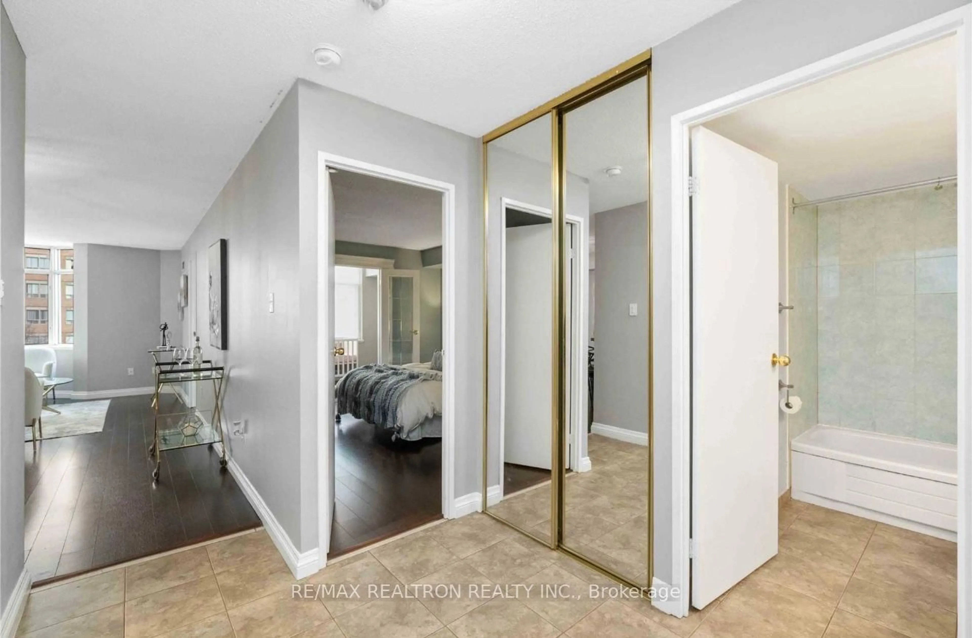 Indoor entryway for 300 Webb Dr #504, Mississauga Ontario L5B 3W3