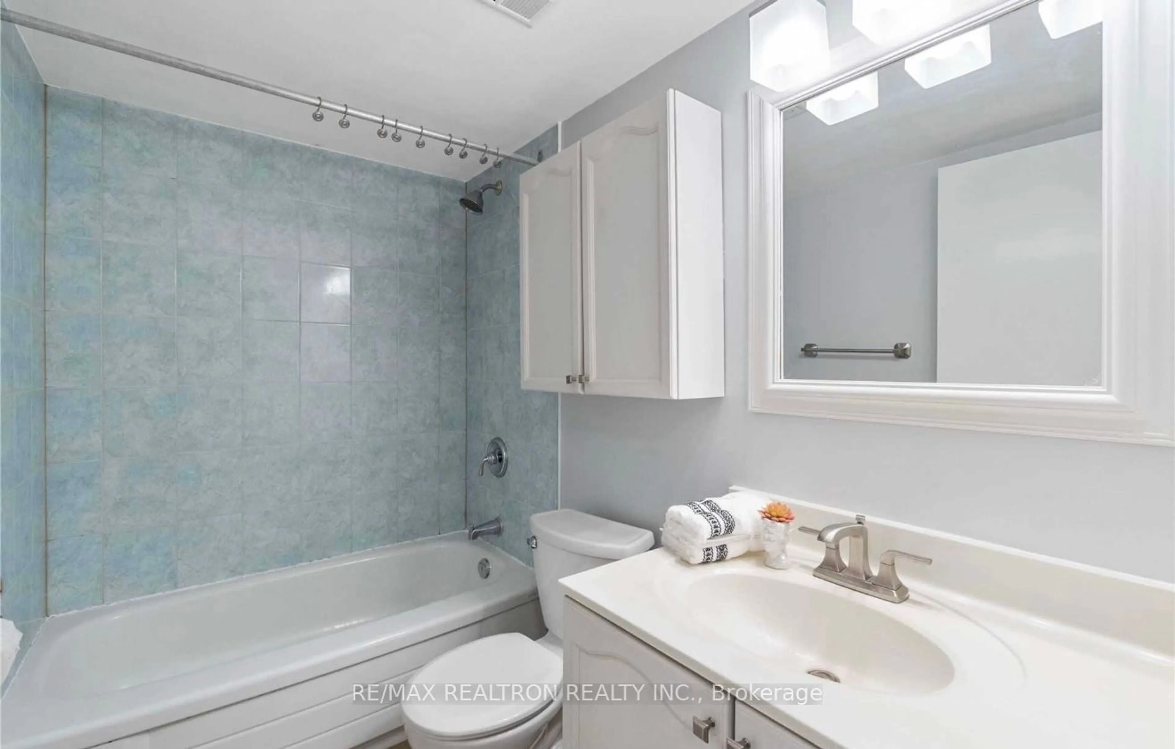 Standard bathroom, ceramic/tile floor for 300 Webb Dr #504, Mississauga Ontario L5B 3W3