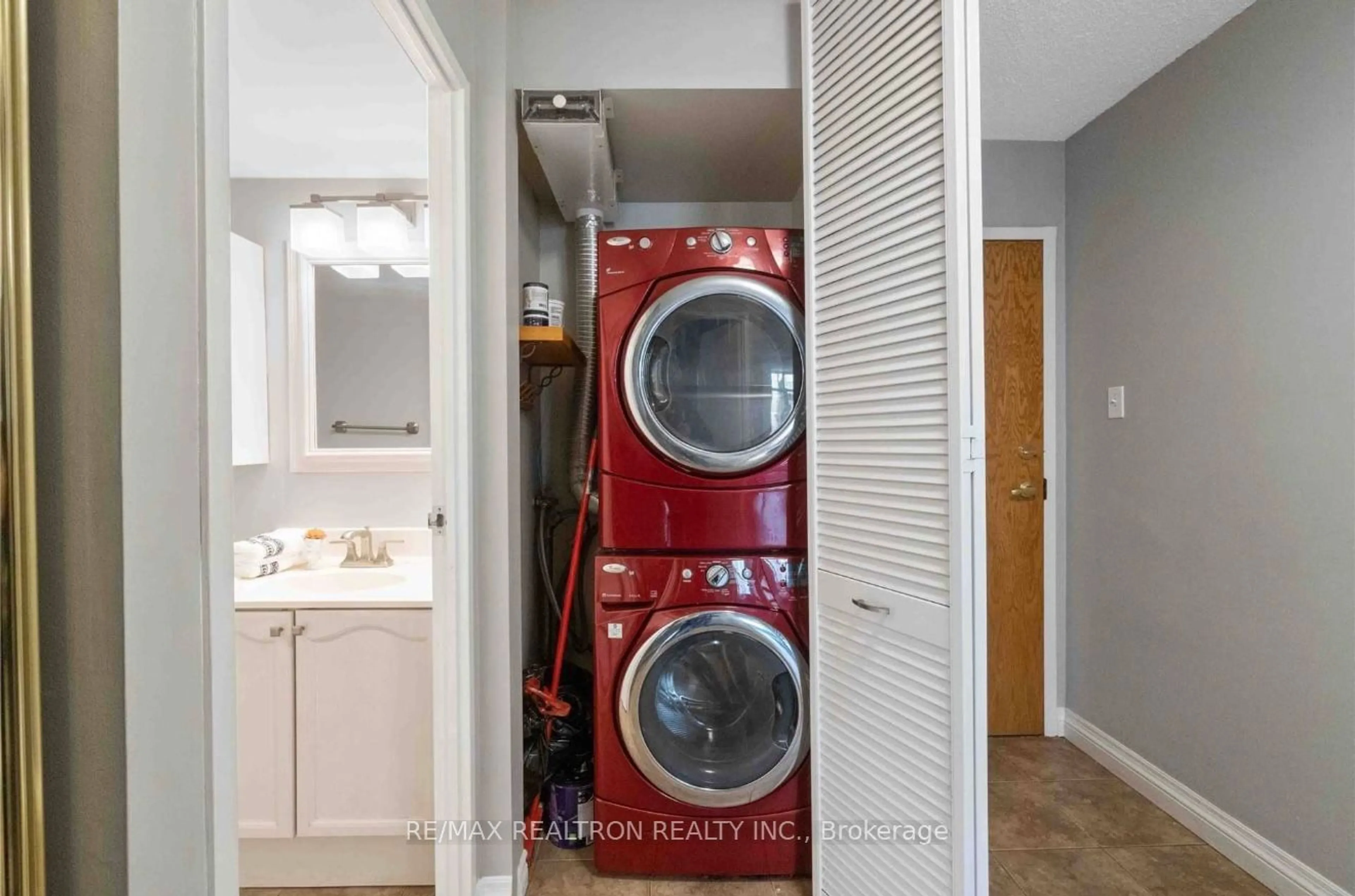 Laundry room for 300 Webb Dr #504, Mississauga Ontario L5B 3W3