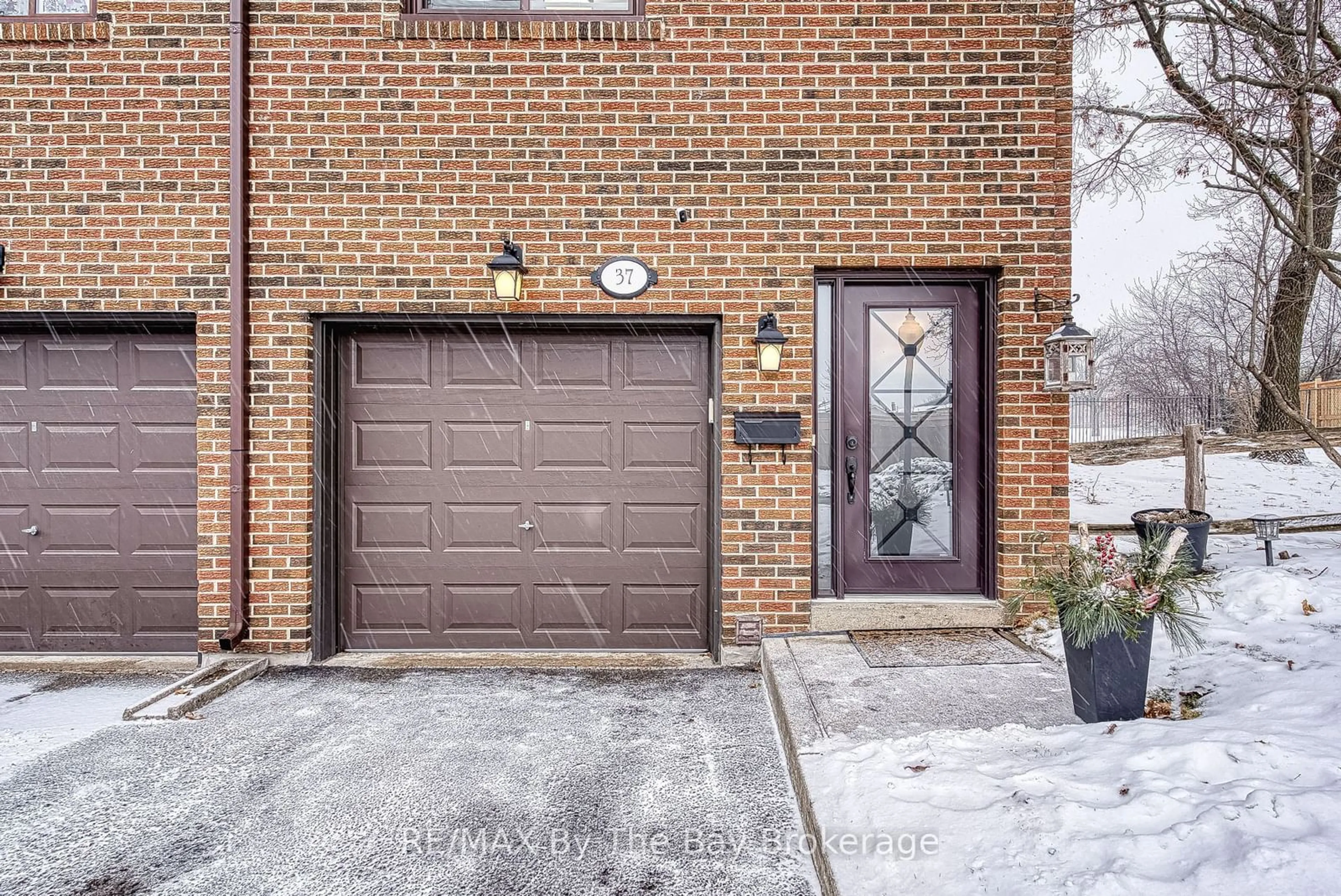 Home with brick exterior material, street for 3395 Cliff Rd #37, Mississauga Ontario L5A 3M7