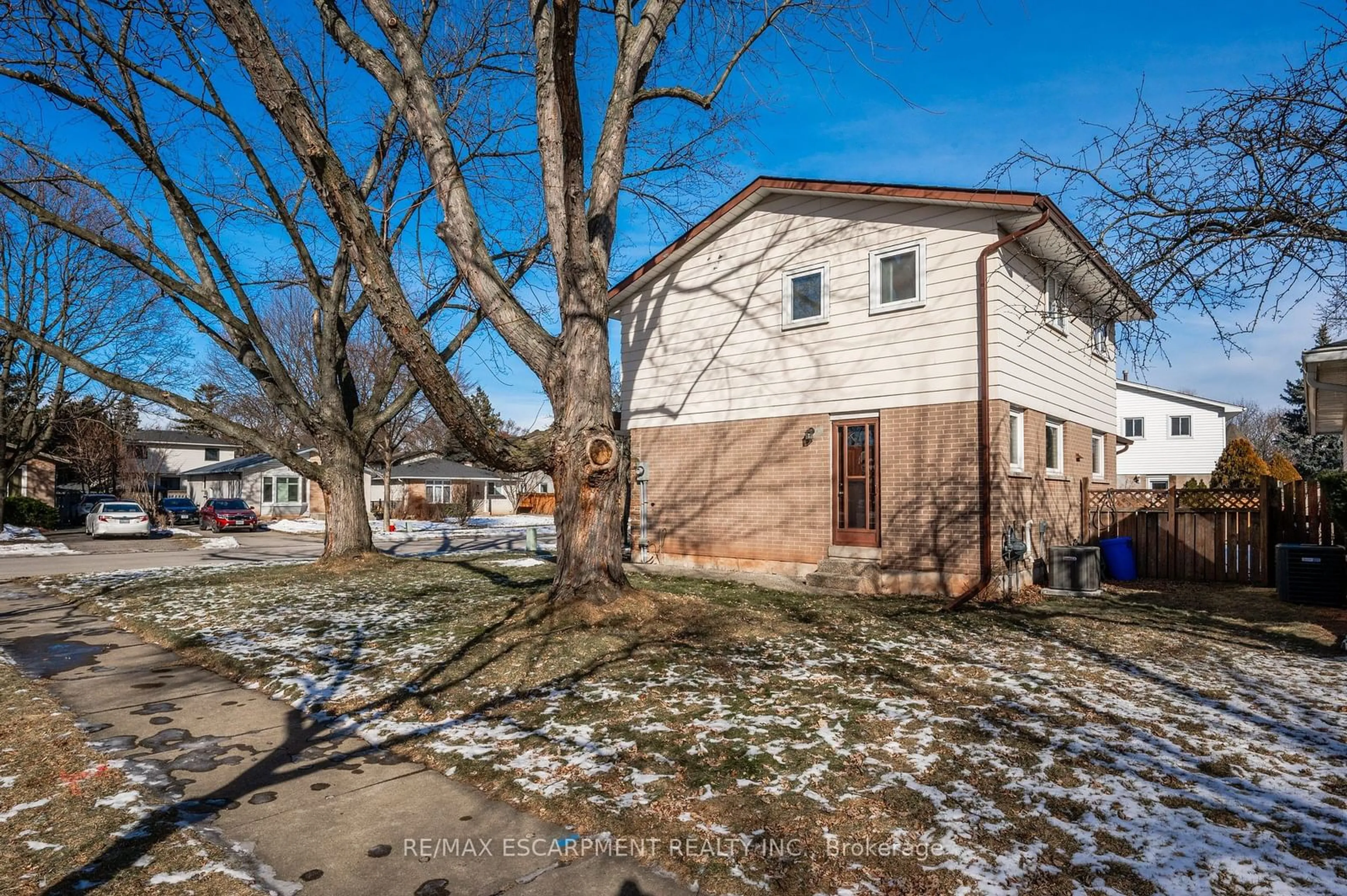 A pic from outside/outdoor area/front of a property/back of a property/a pic from drone, street for 119 Otter Cres, Oakville Ontario L6H 1E7