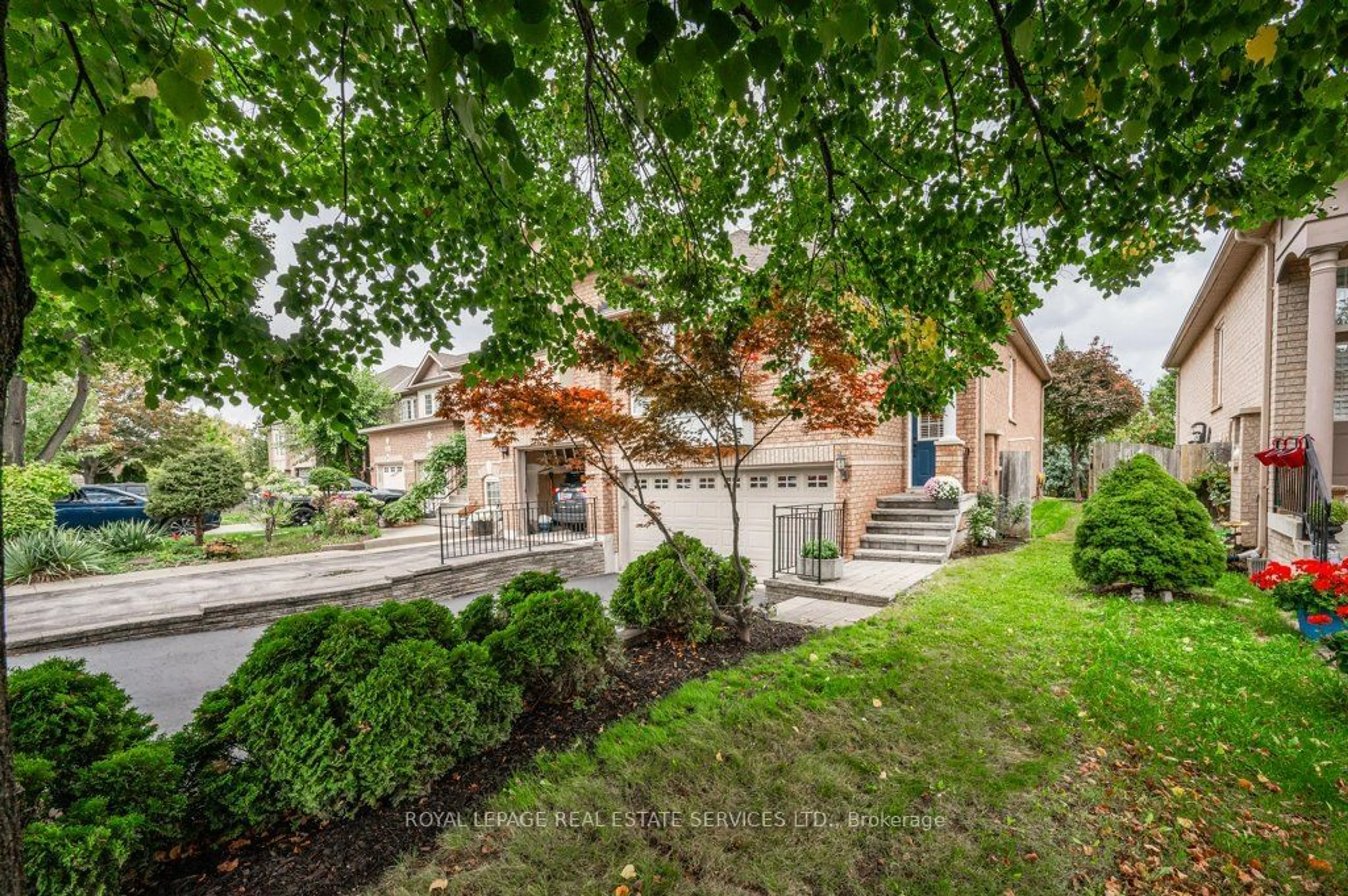 Home with brick exterior material, street for 2225 Hummingbird Way, Oakville Ontario L6M 3Z6