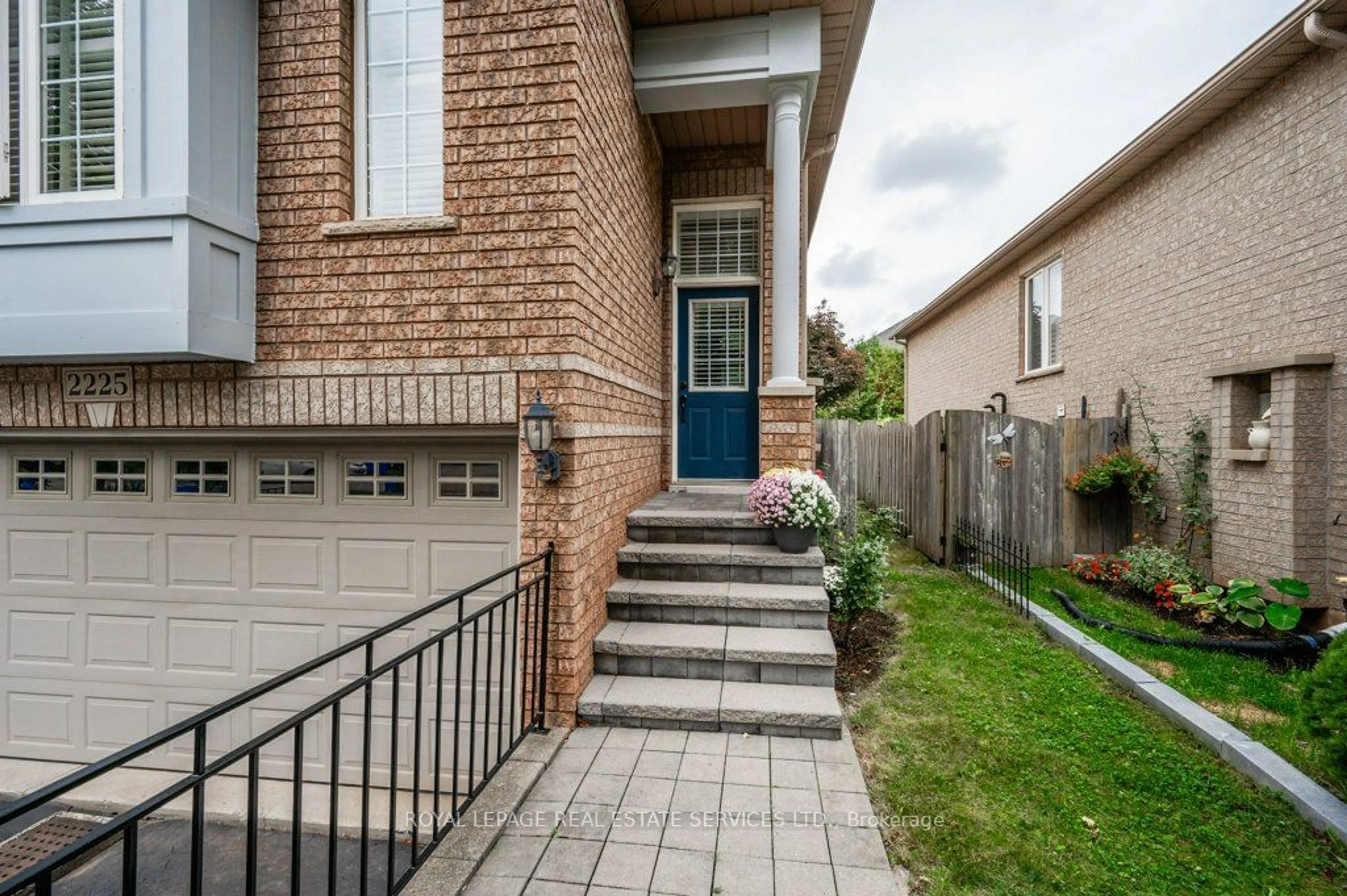 Home with brick exterior material, street for 2225 Hummingbird Way, Oakville Ontario L6M 3Z6