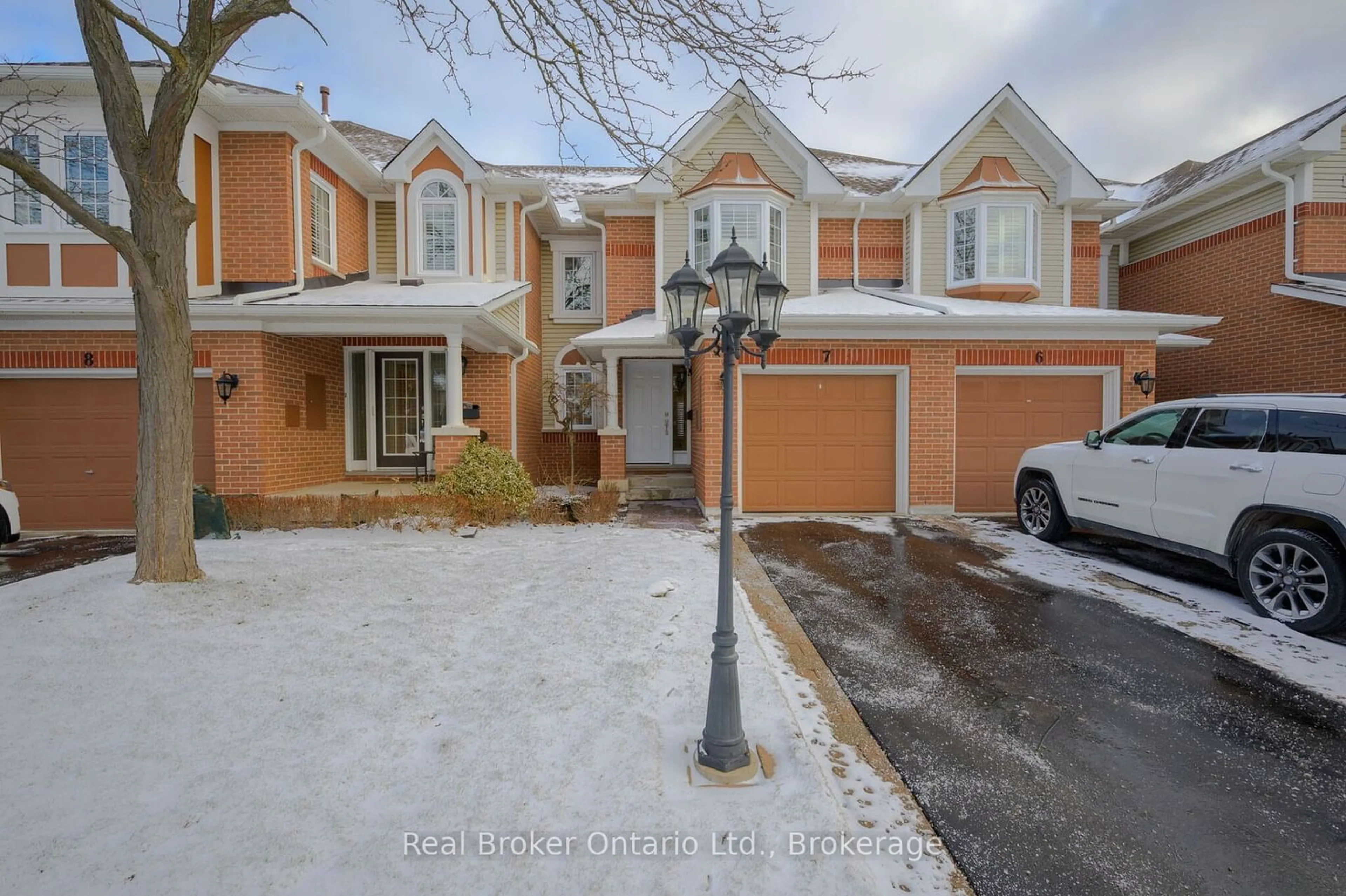 A pic from outside/outdoor area/front of a property/back of a property/a pic from drone, street for 2141 Country Club Dr #7, Burlington Ontario L7M 4E5