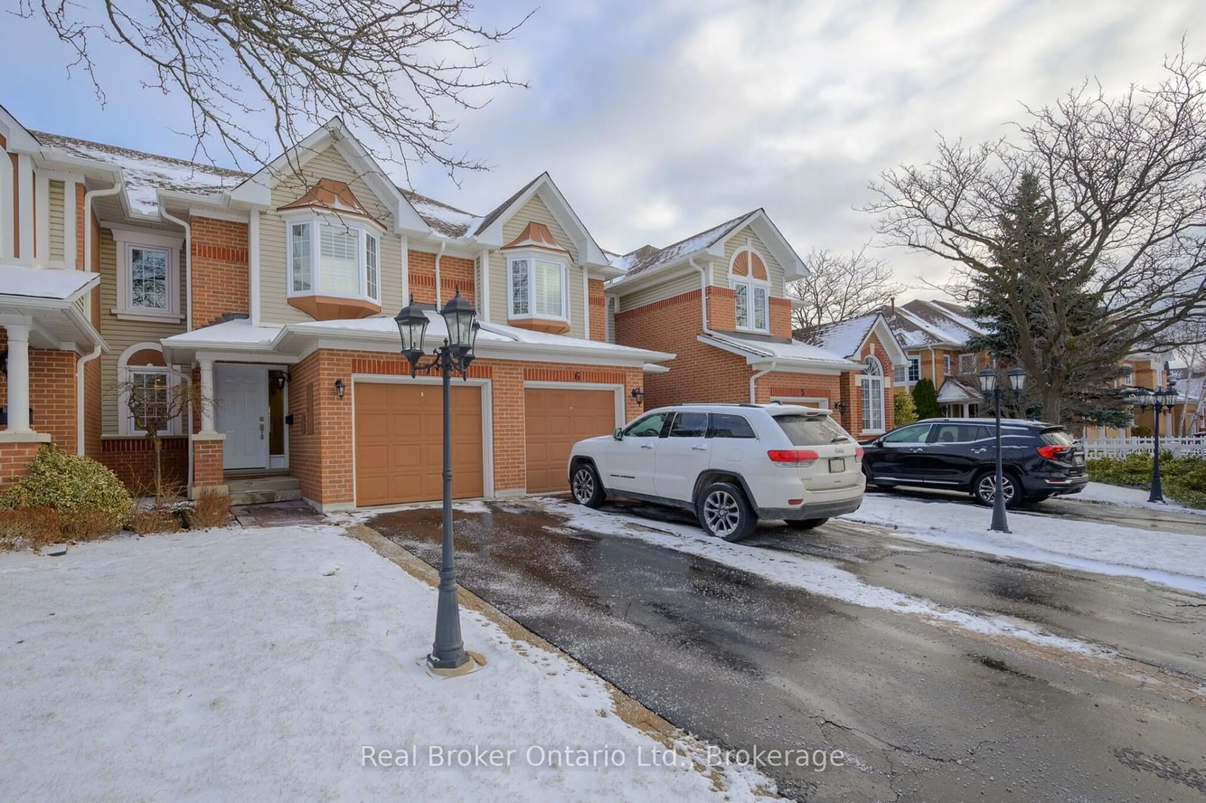 A pic from outside/outdoor area/front of a property/back of a property/a pic from drone, street for 2141 Country Club Dr #7, Burlington Ontario L7M 4E5